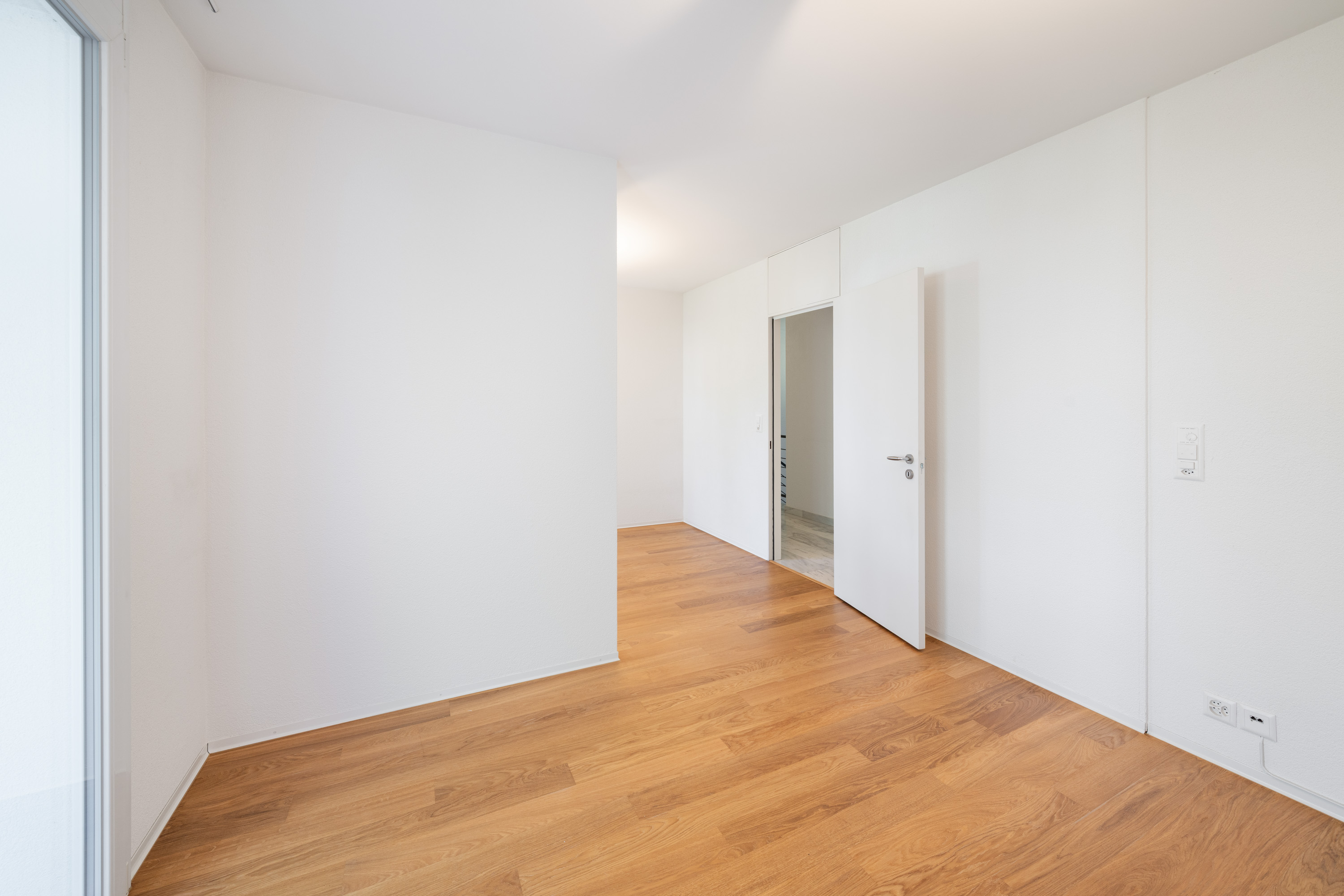 Heller leerer Raum mit Holzfußboden