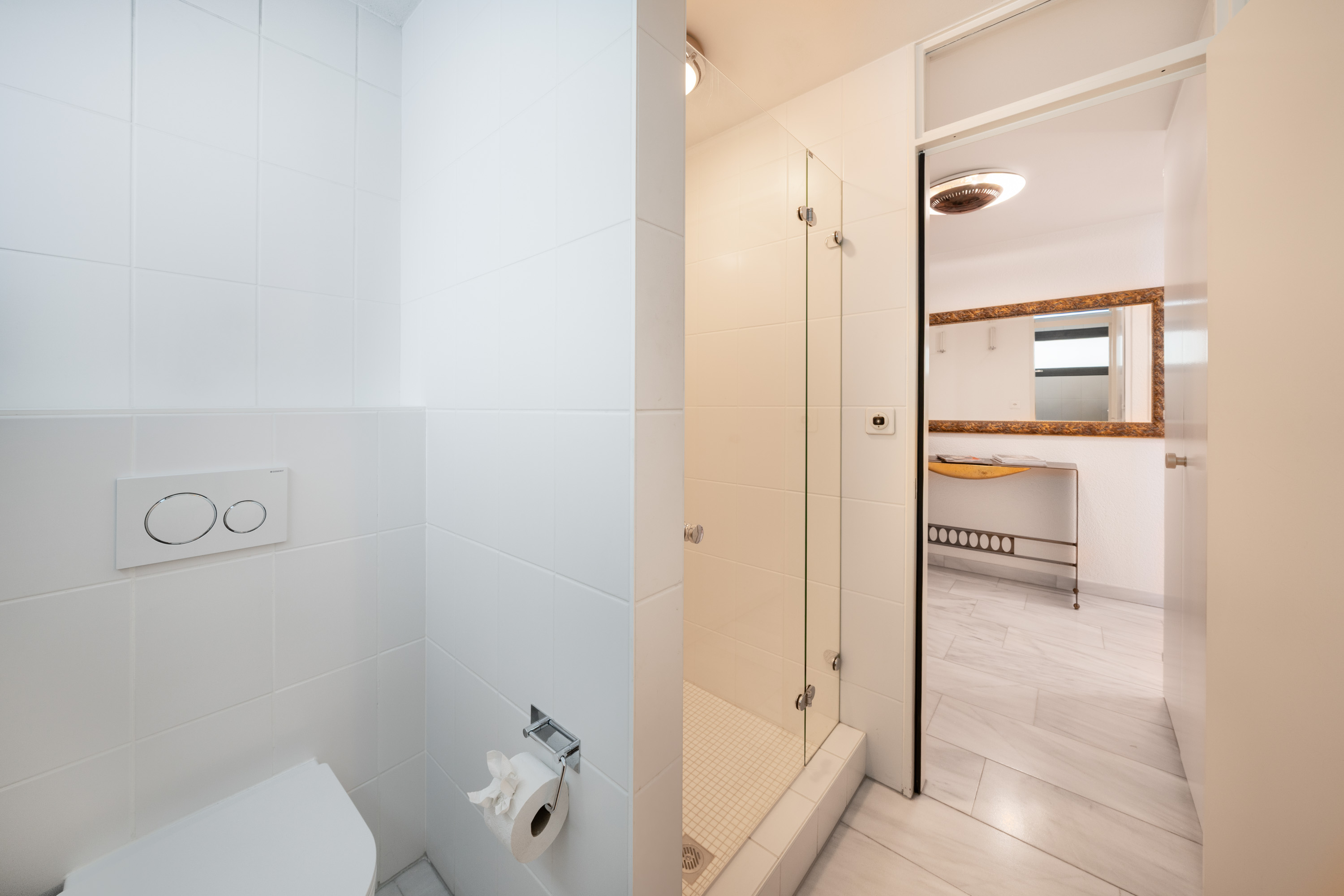 Helles Badezimmer mit Dusche und WC