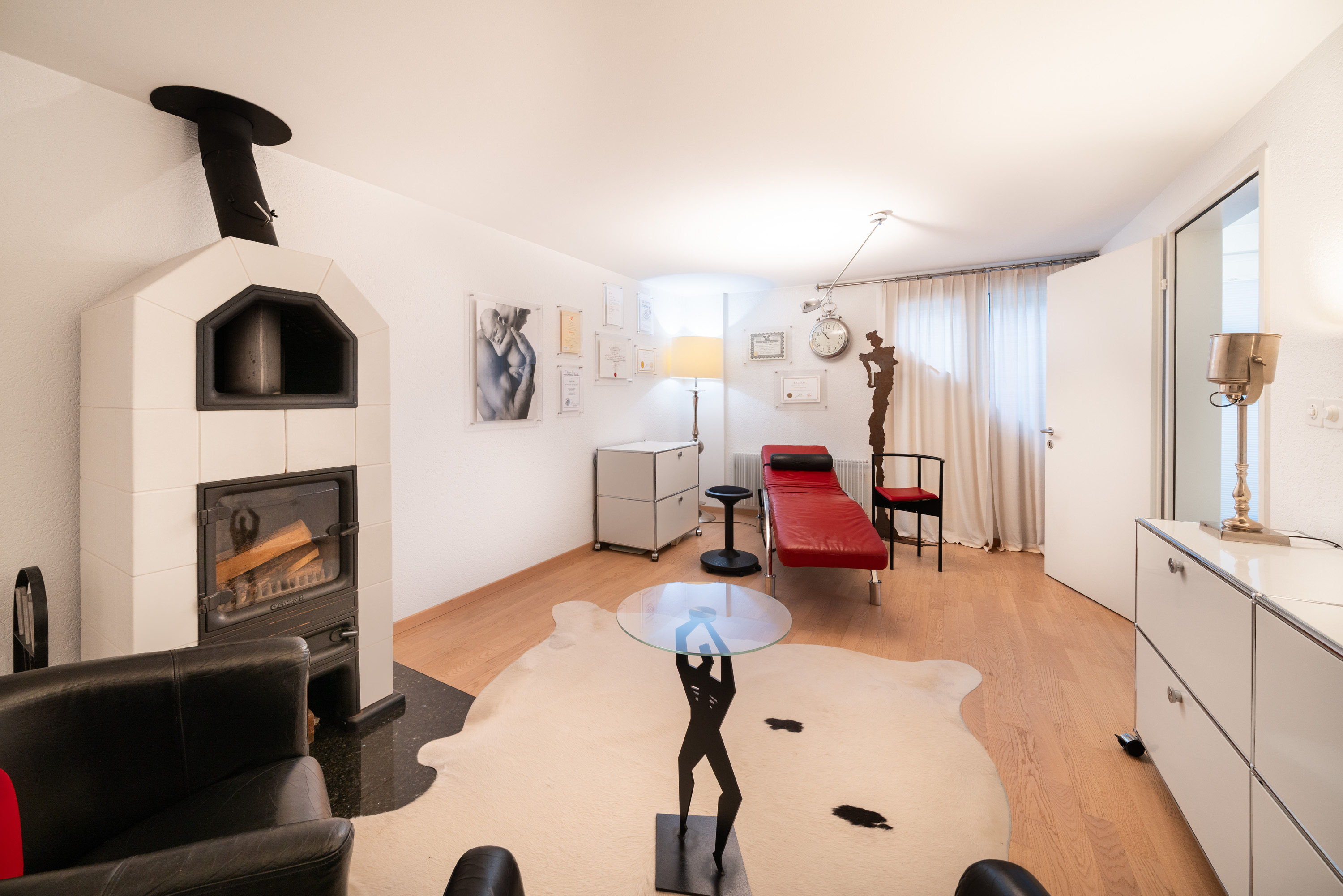 Wohnraum mit Kamin und Sitzmöbeln
