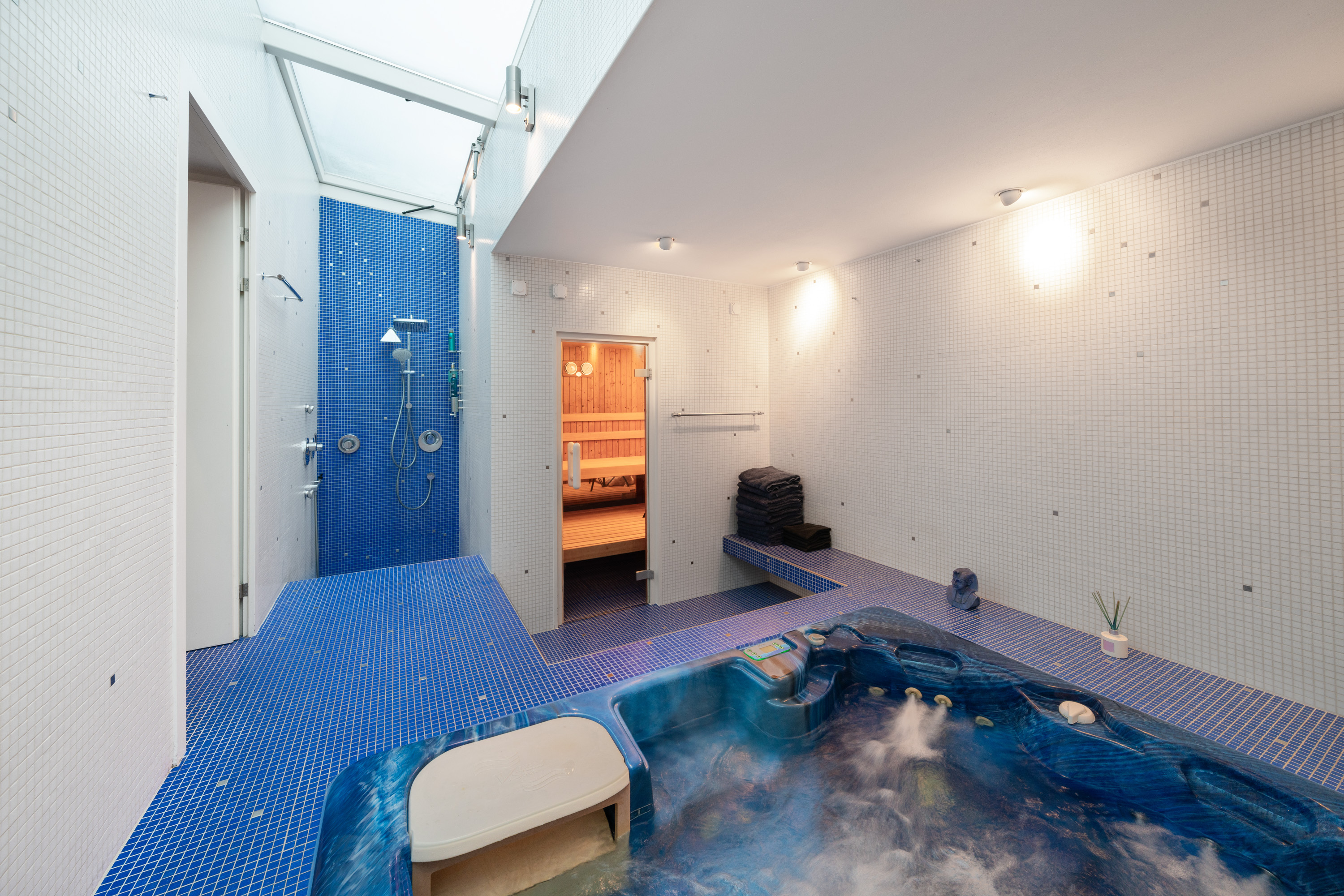 Innenansicht eines modernen Spa-Bereichs mit Whirlpool