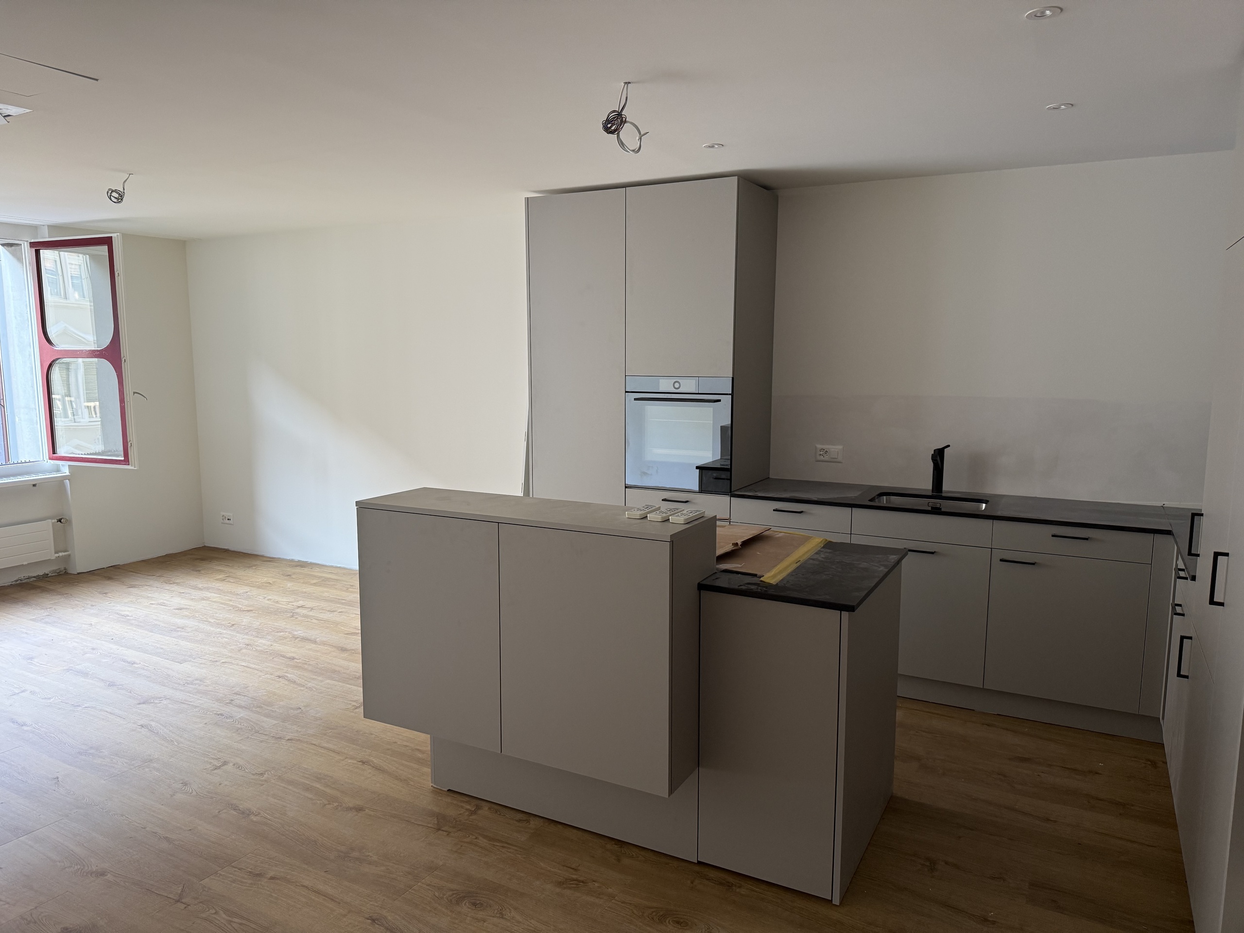 Offene Küche mit Insel in einem hellen Wohnraum