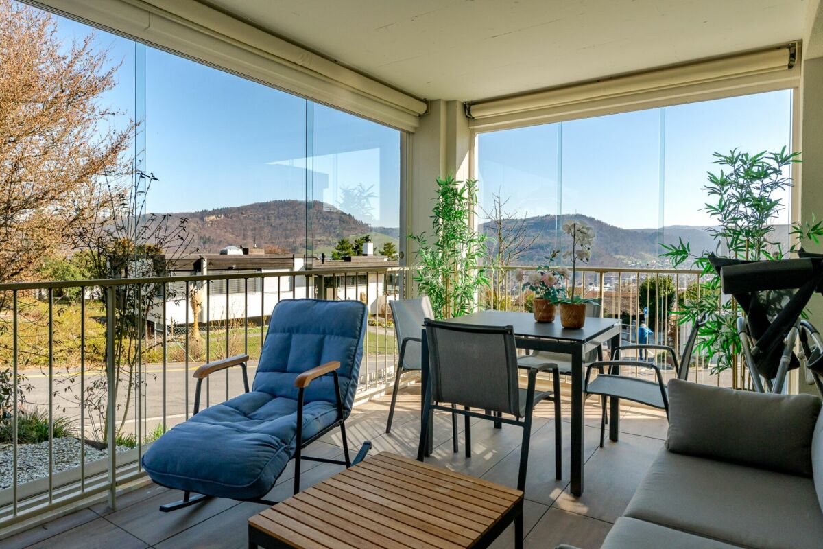 Überdachter Balkon mit Bergblick