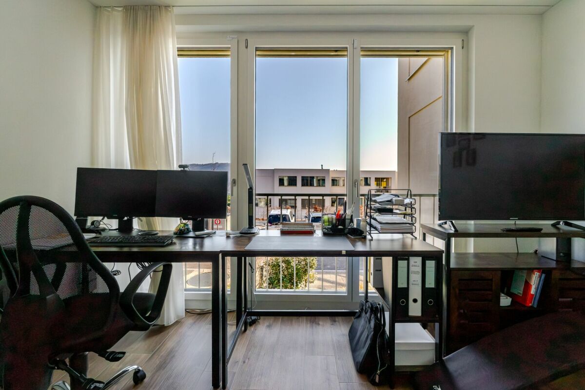 Arbeitszimmer mit Schreibtisch am Fenster