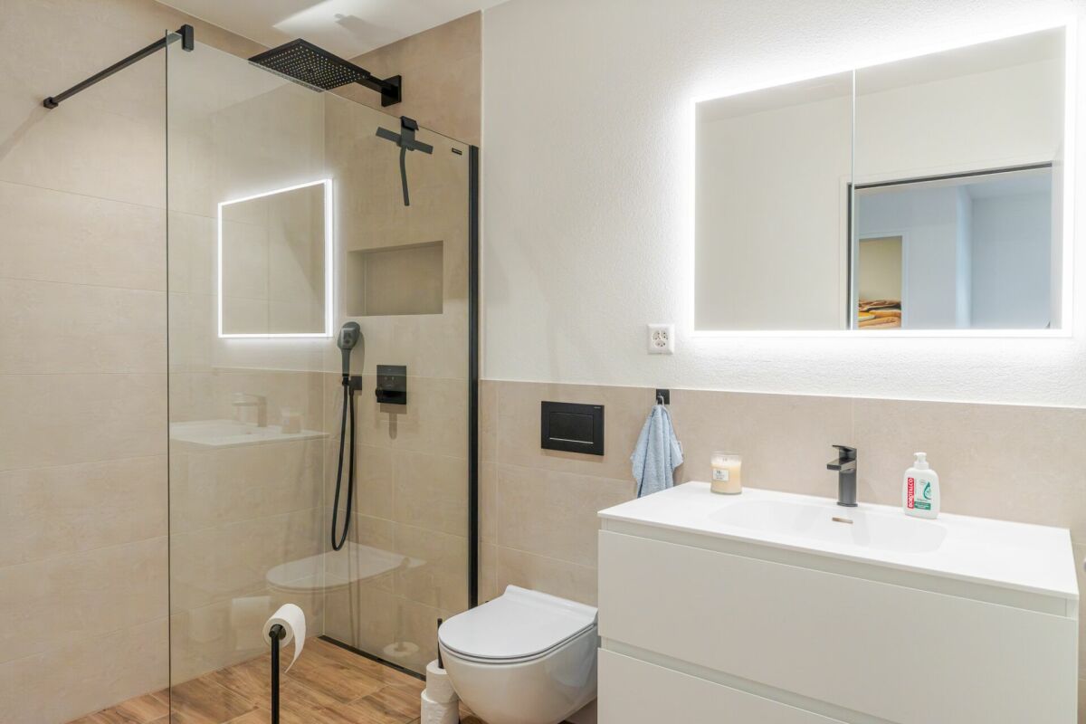 Modernes Badezimmer mit begehbarer Dusche und Waschtisch