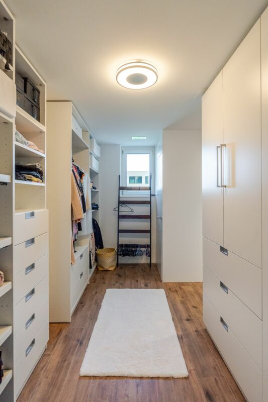 Begehbarer Kleiderschrank mit Einbauschränken