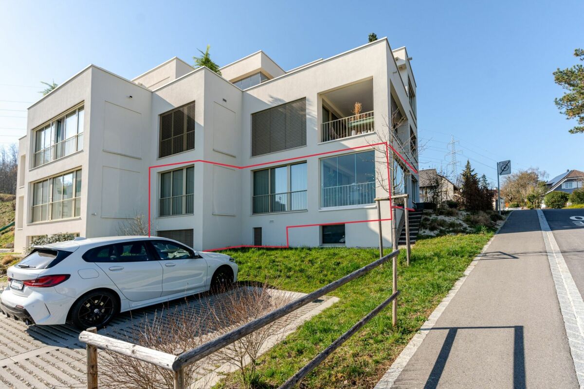 Modernes Mehrfamilienhaus mit Stellplatz