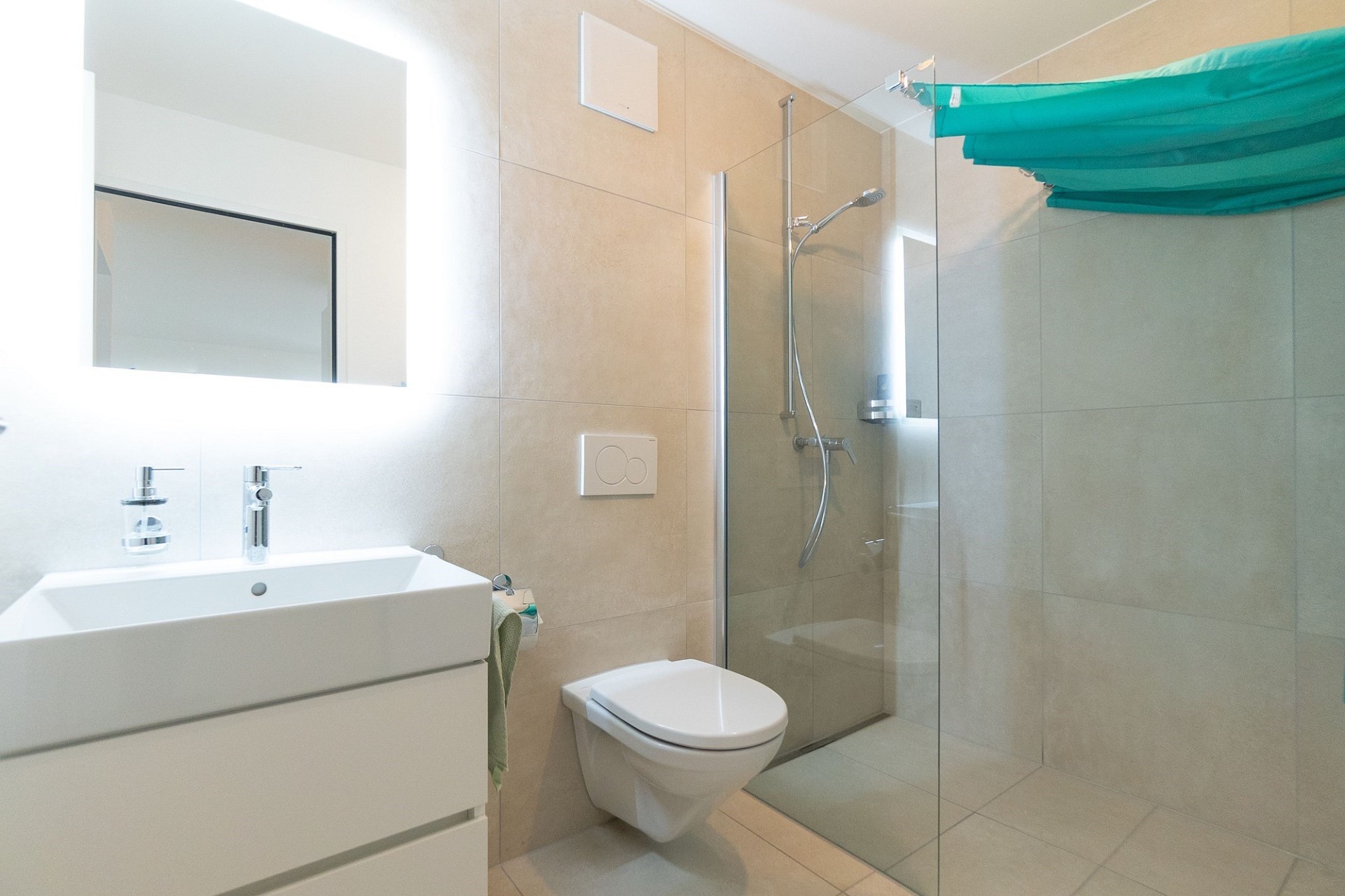 Modernes Badezimmer mit Walk-in-Dusche