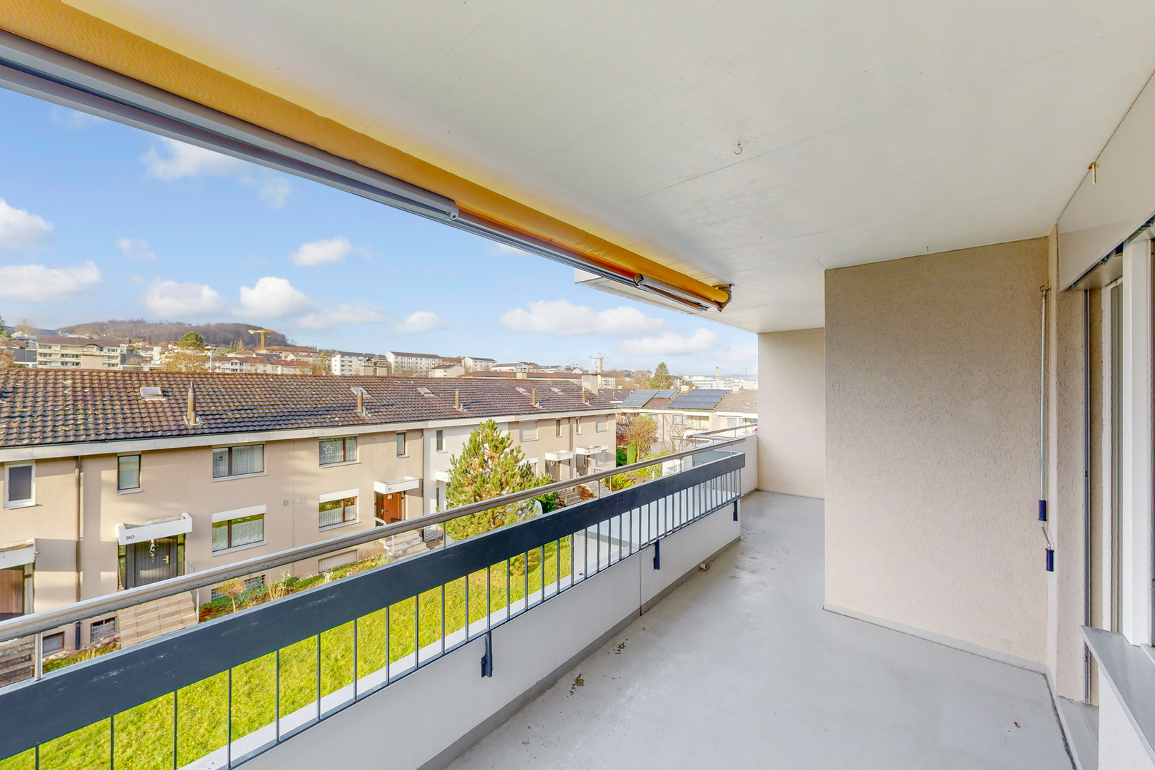 Überdachter Balkon mit Ausblick