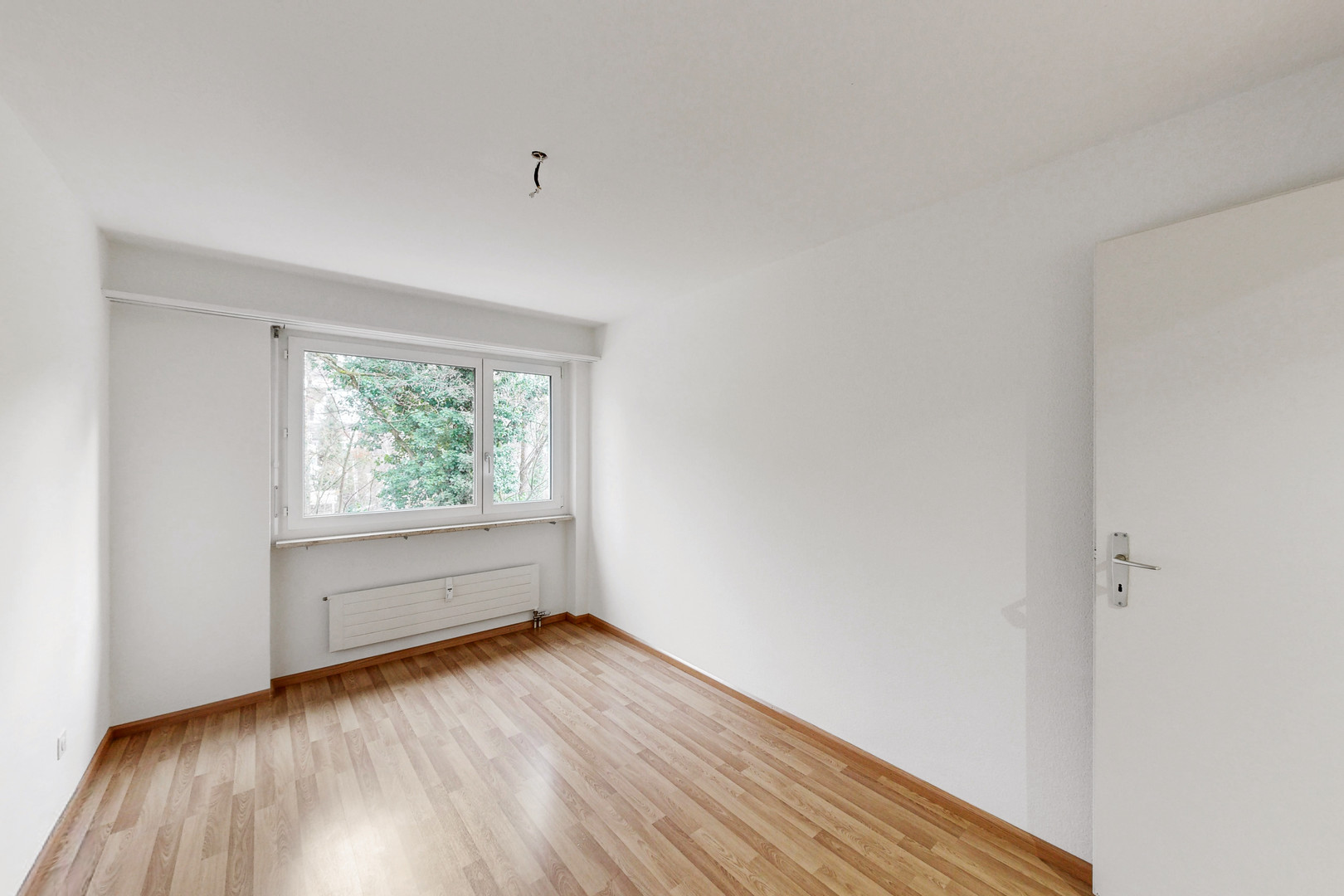 Leeres helles Zimmer mit Fenster und Tür