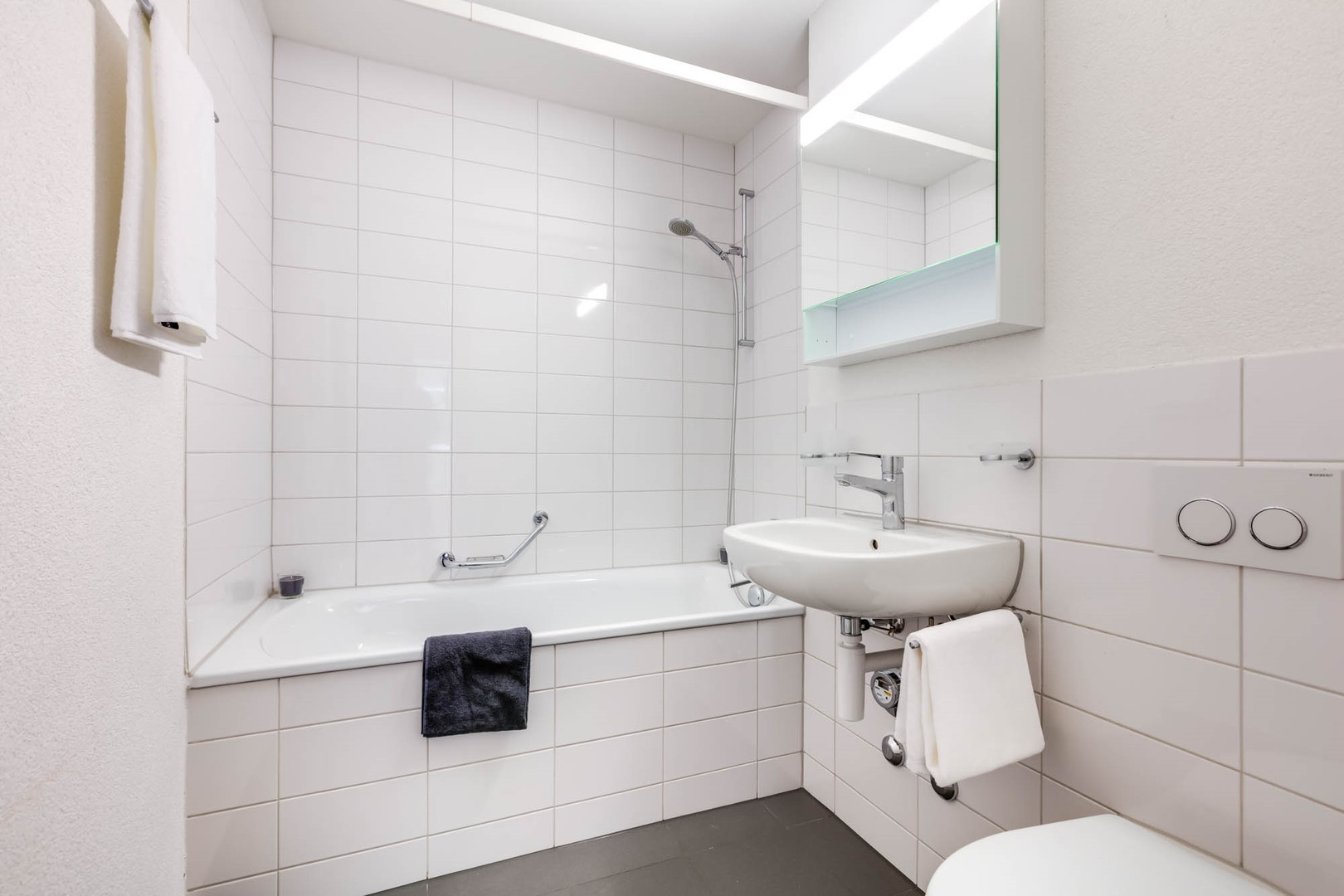 Modernes Bad mit Wanne und Waschtisch