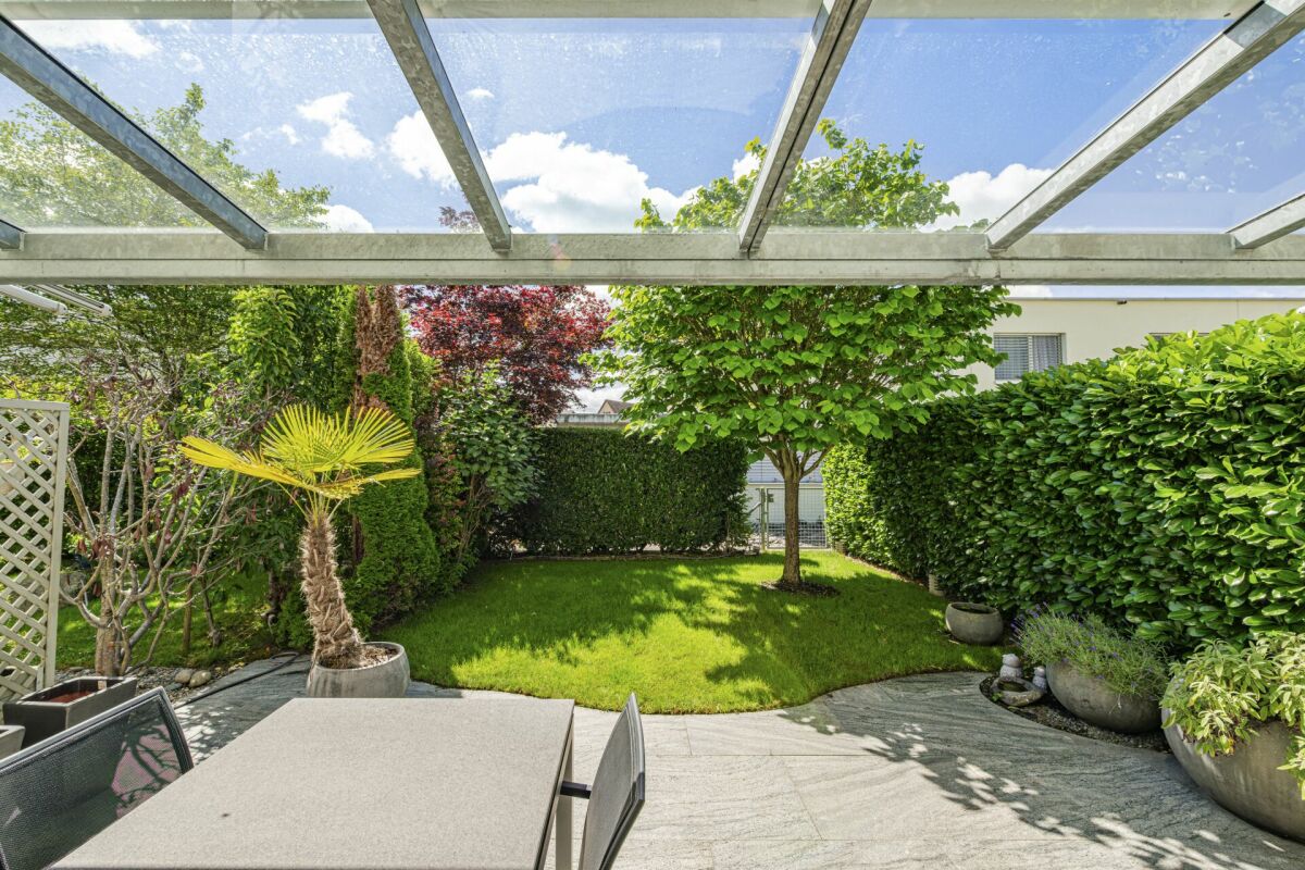 Überdachter Garten mit Terrasse