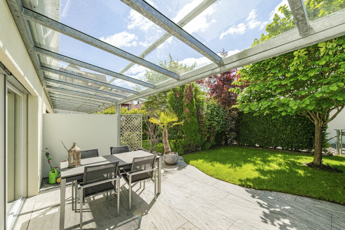 Überdachte Terrasse mit Garten