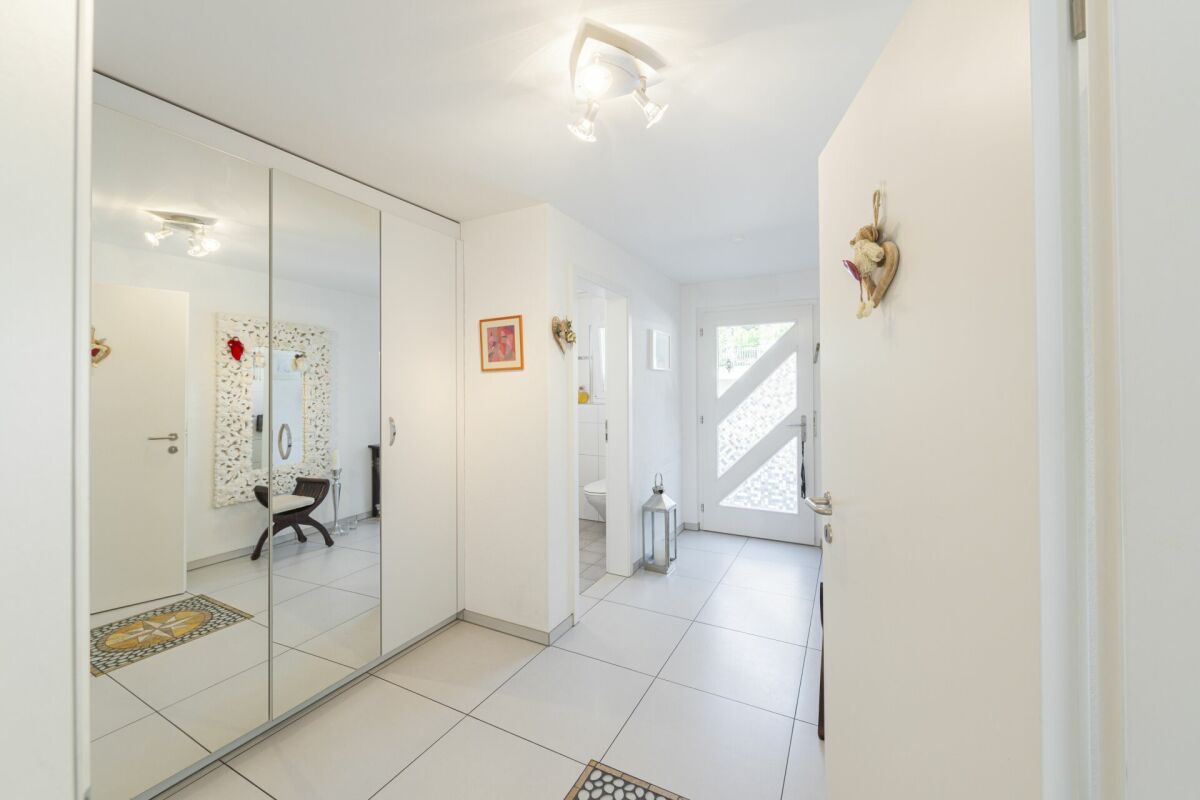 Heller Eingangsflur mit Einbauschrank und Haustür