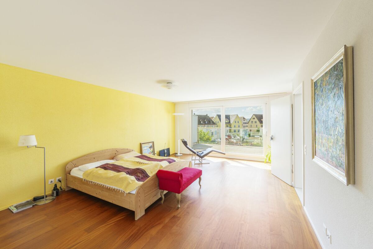 Helles Schlafzimmer mit Balkonblick