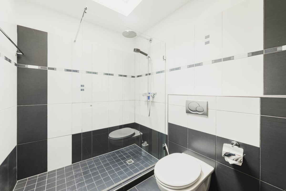Modernes Bad mit Glasdusche und WC