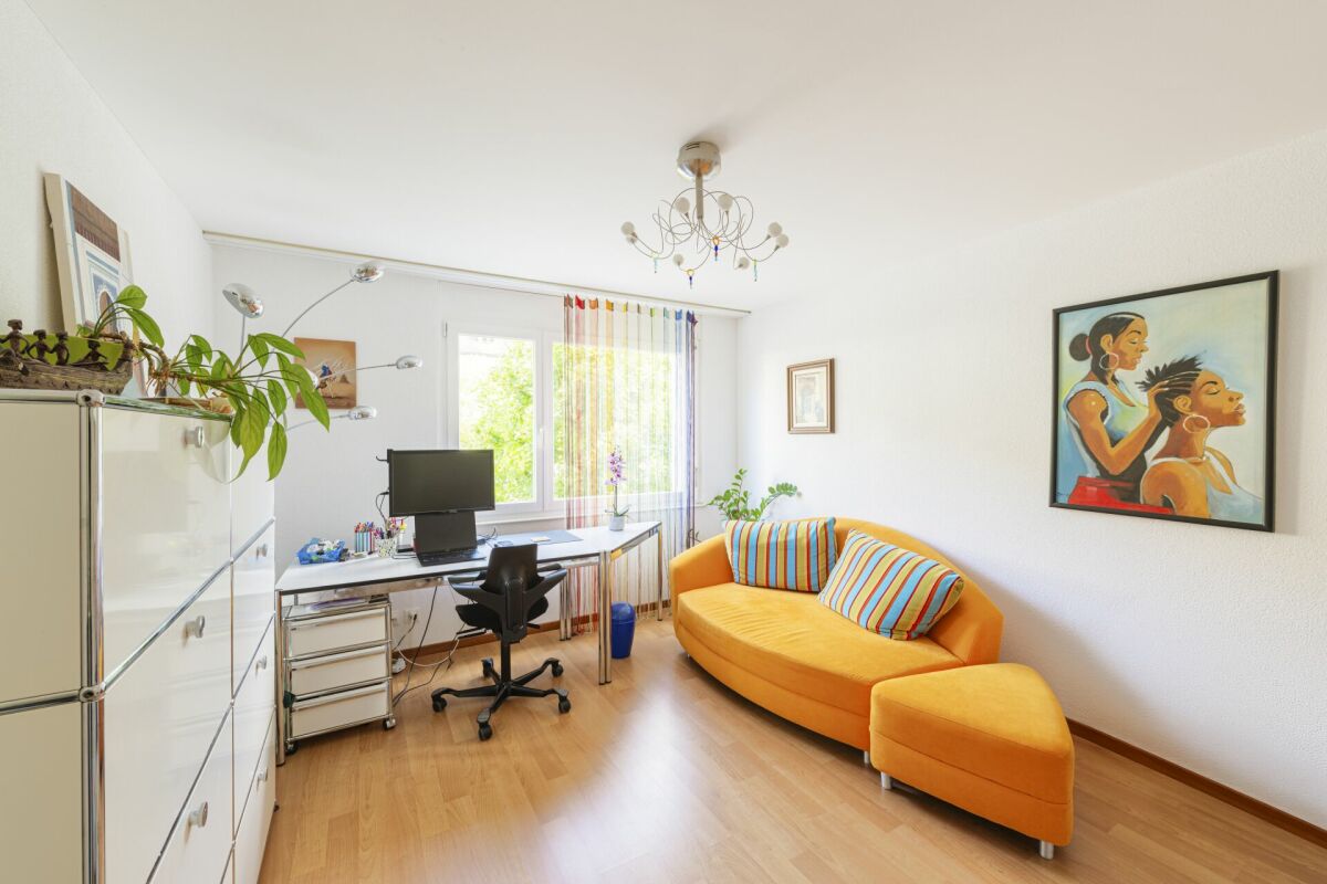 Helles Arbeits- und Wohnzimmer