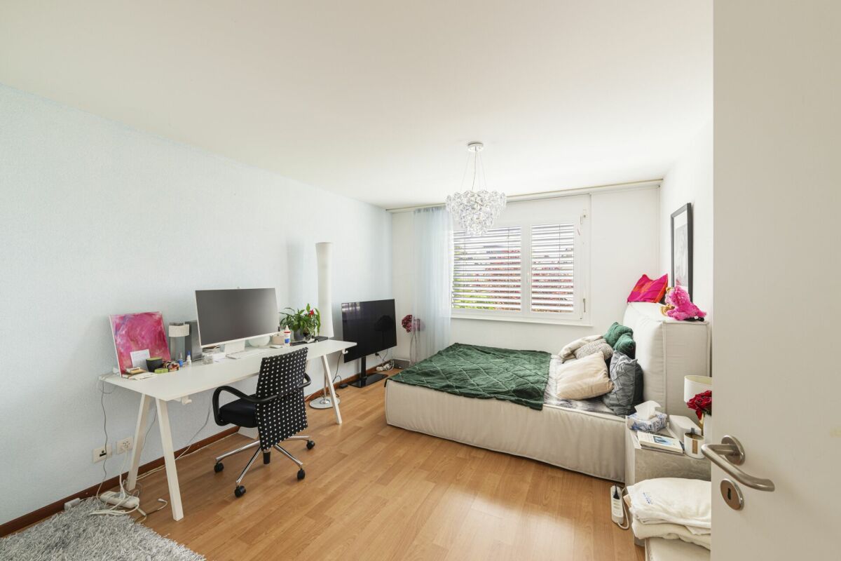 Helles Schlafzimmer mit Homeoffice-Ecke