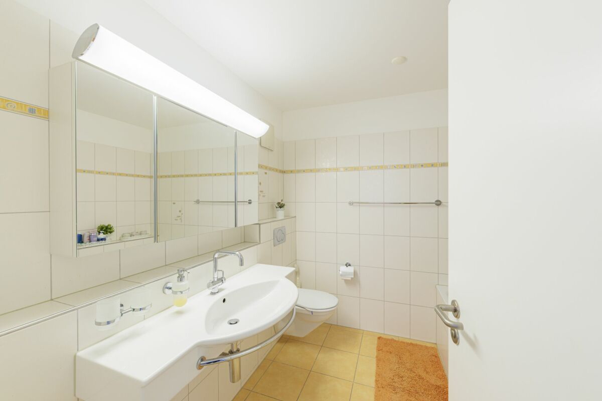 Helles Badezimmer mit Waschplatz und WC