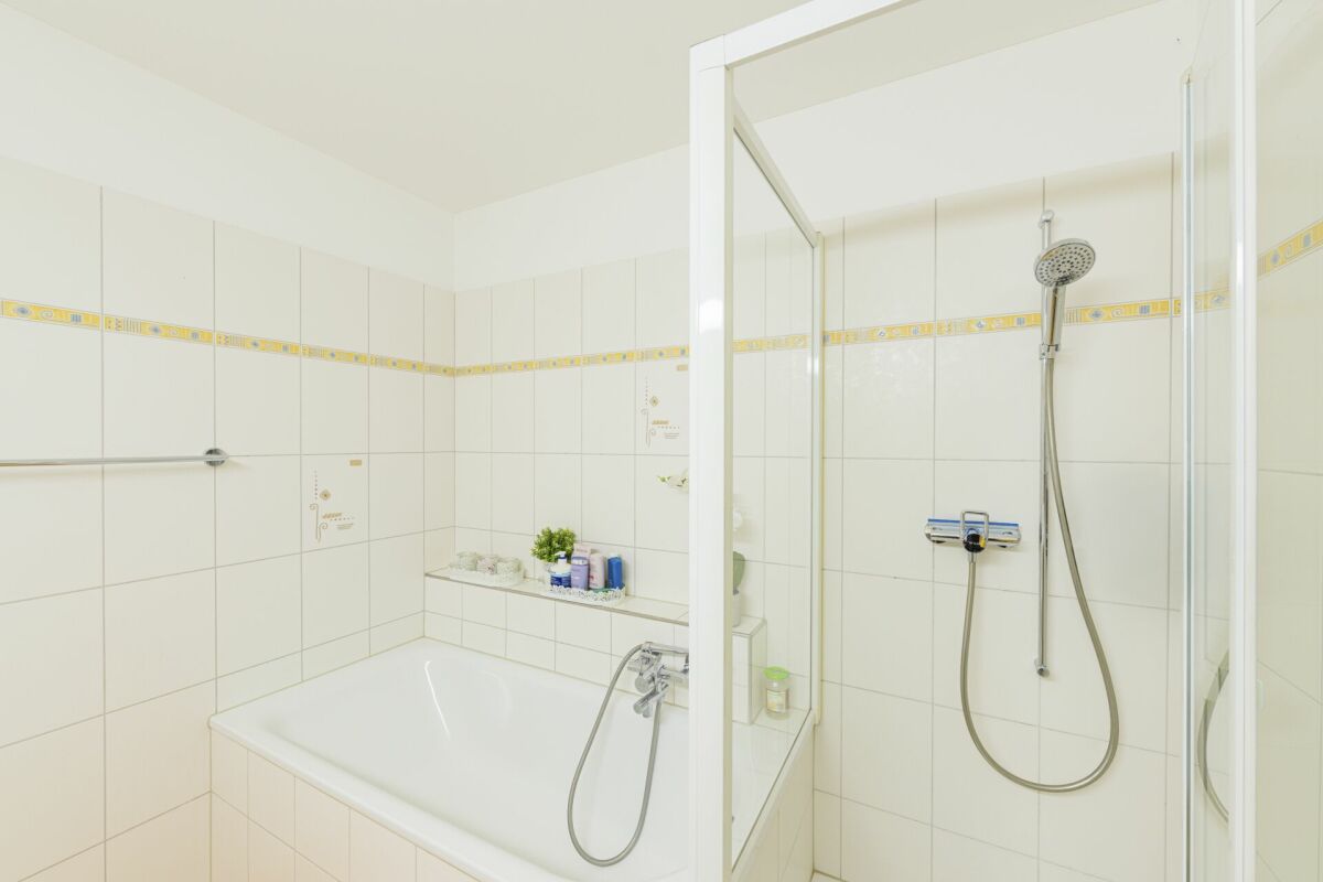 Modernes Badezimmer mit Badewanne und Duschbereich