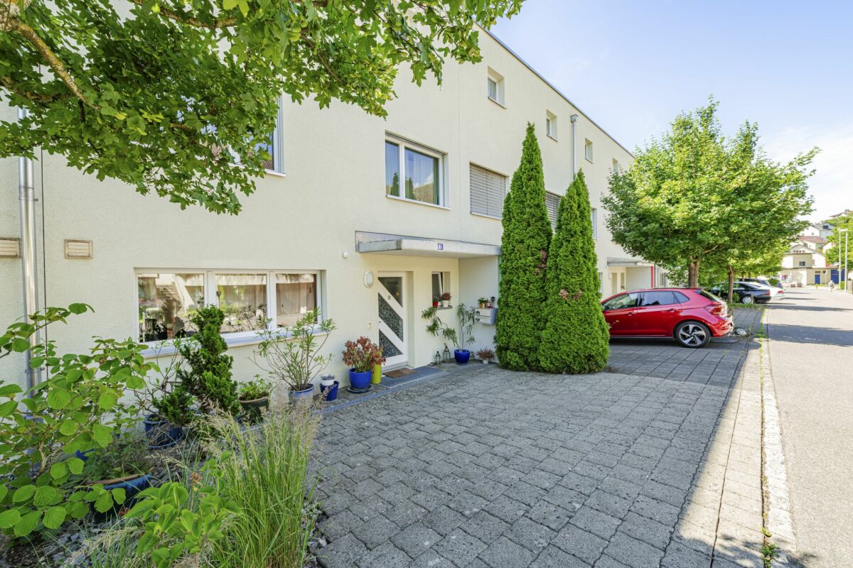 Reihenhaus mit Vorgarten und Stellplatz