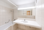 Modernes Badezimmer mit Doppelwaschtisch und Walk-in-Dusche