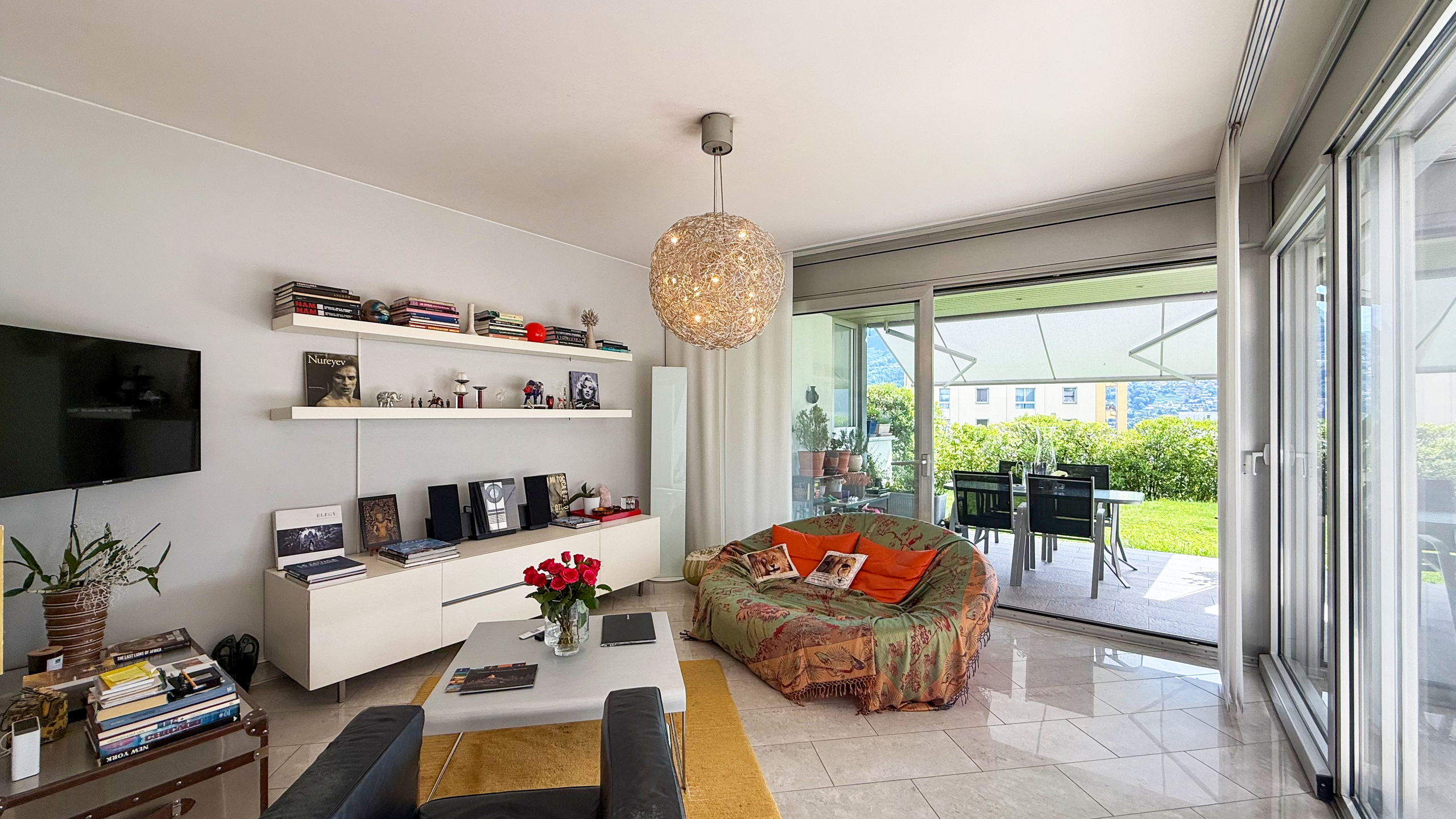 Helles Wohnzimmer mit Terrasse