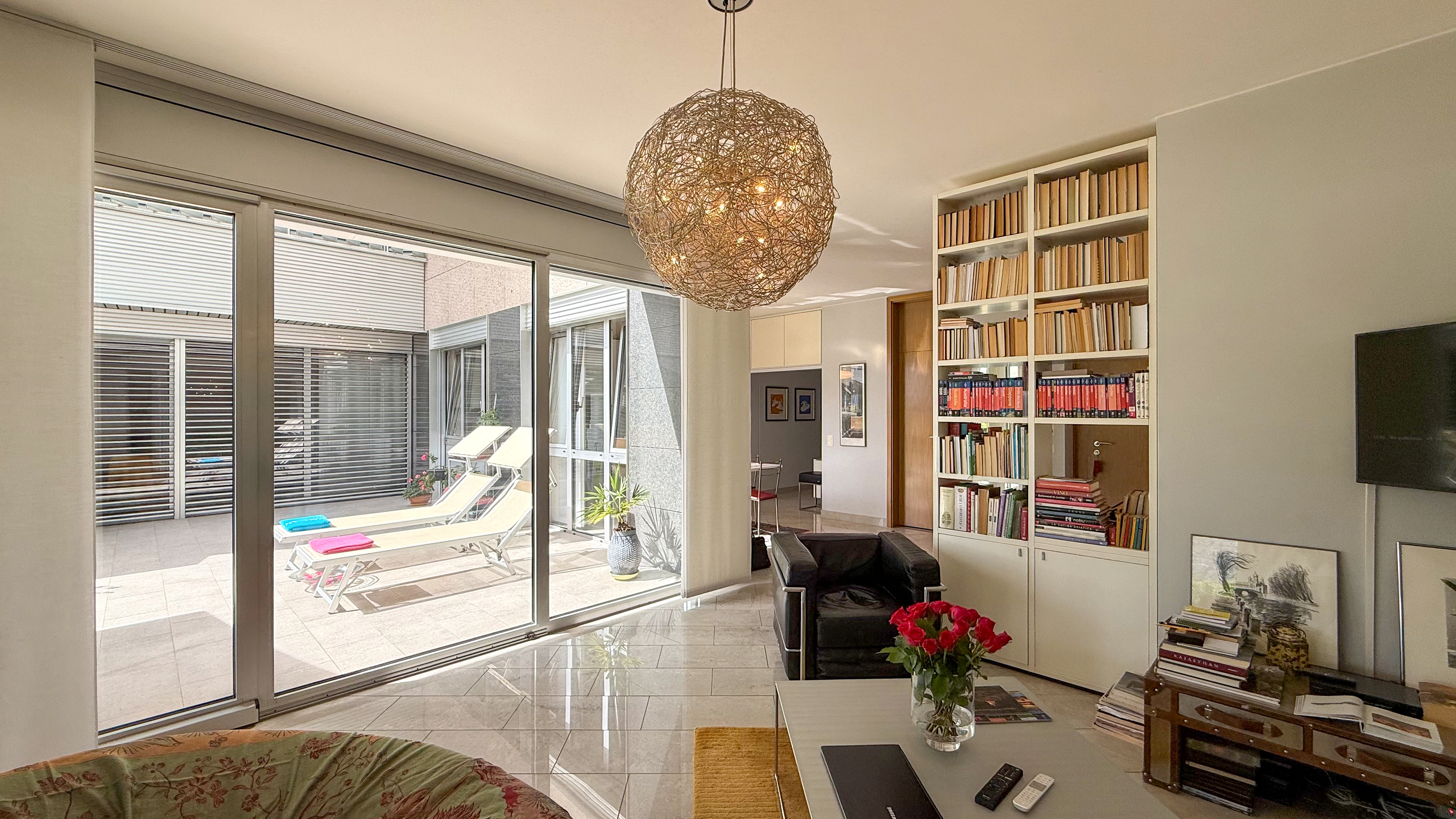 Helles Wohnzimmer mit Blick in einen Innenhof