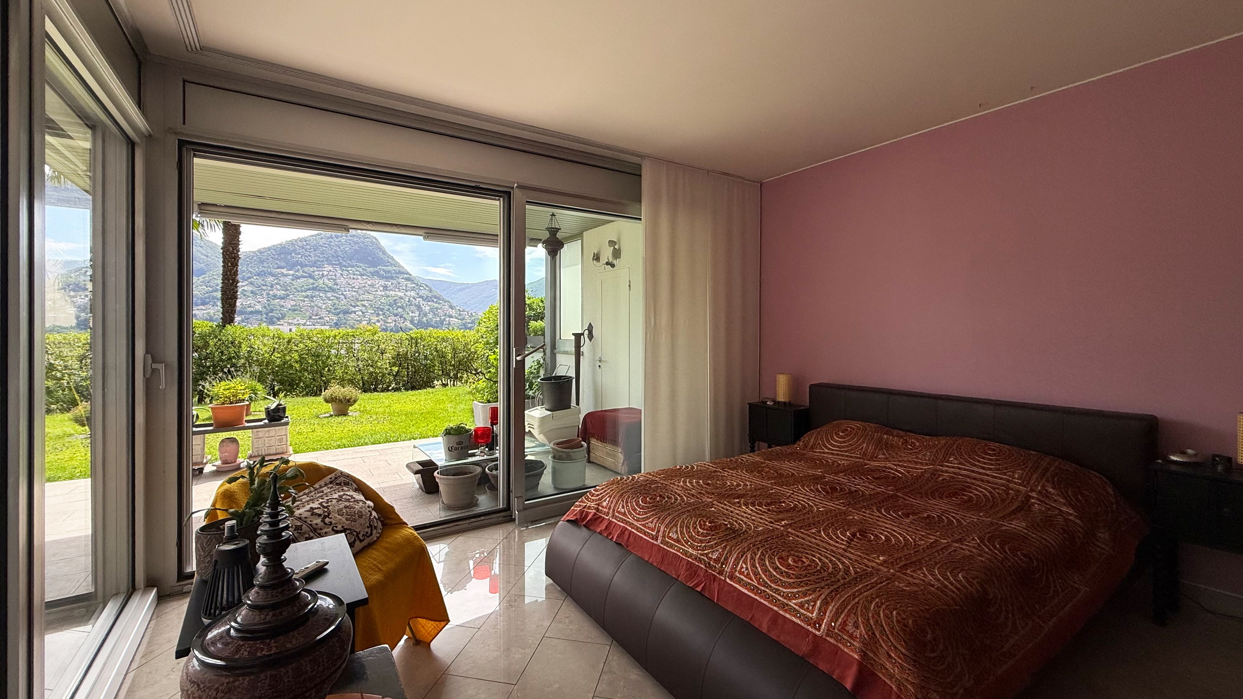 Schlafzimmer mit Garten- und Bergblick