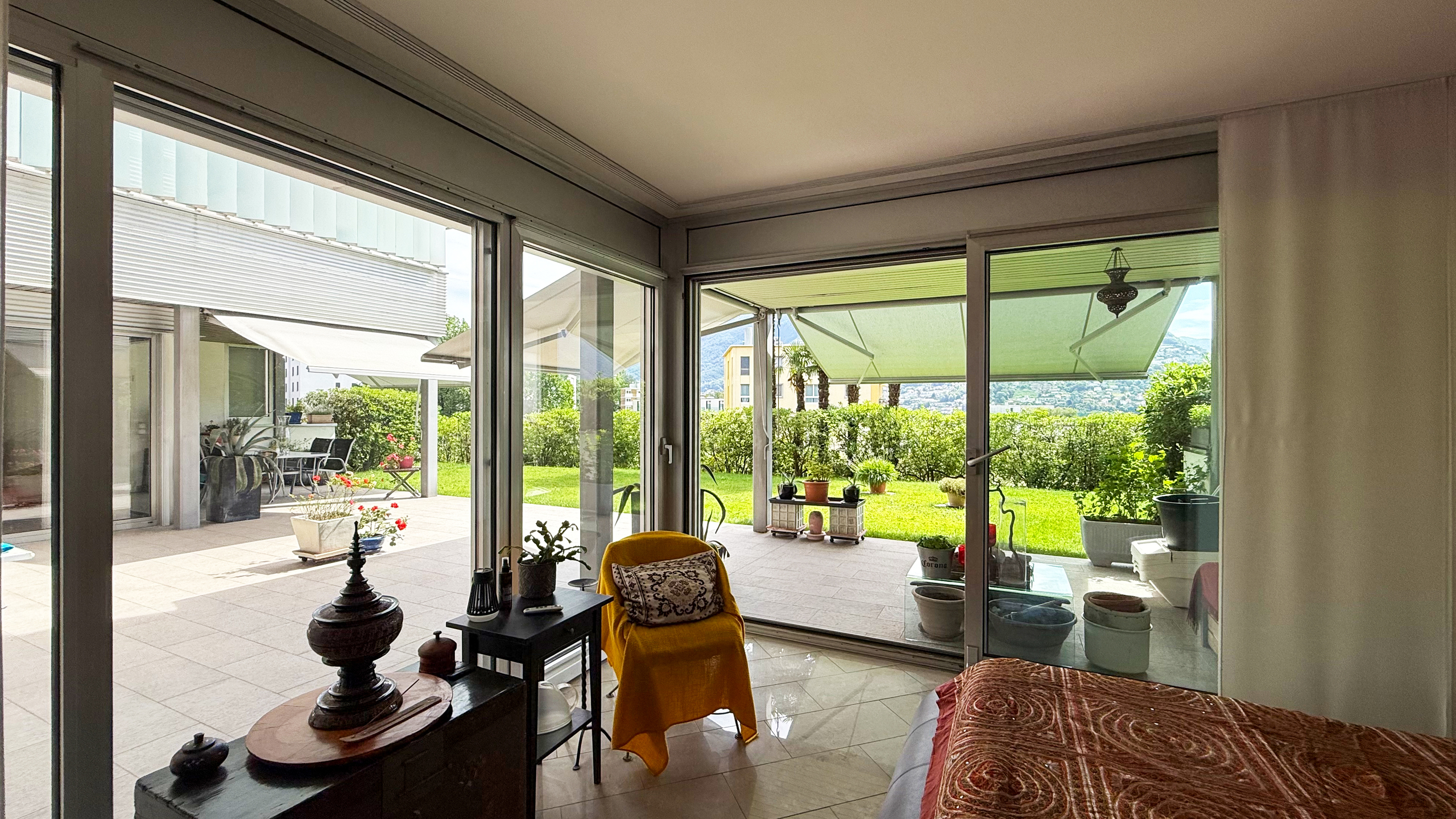 Helle Innenraumansicht mit Blick auf die Terrasse und den Garten