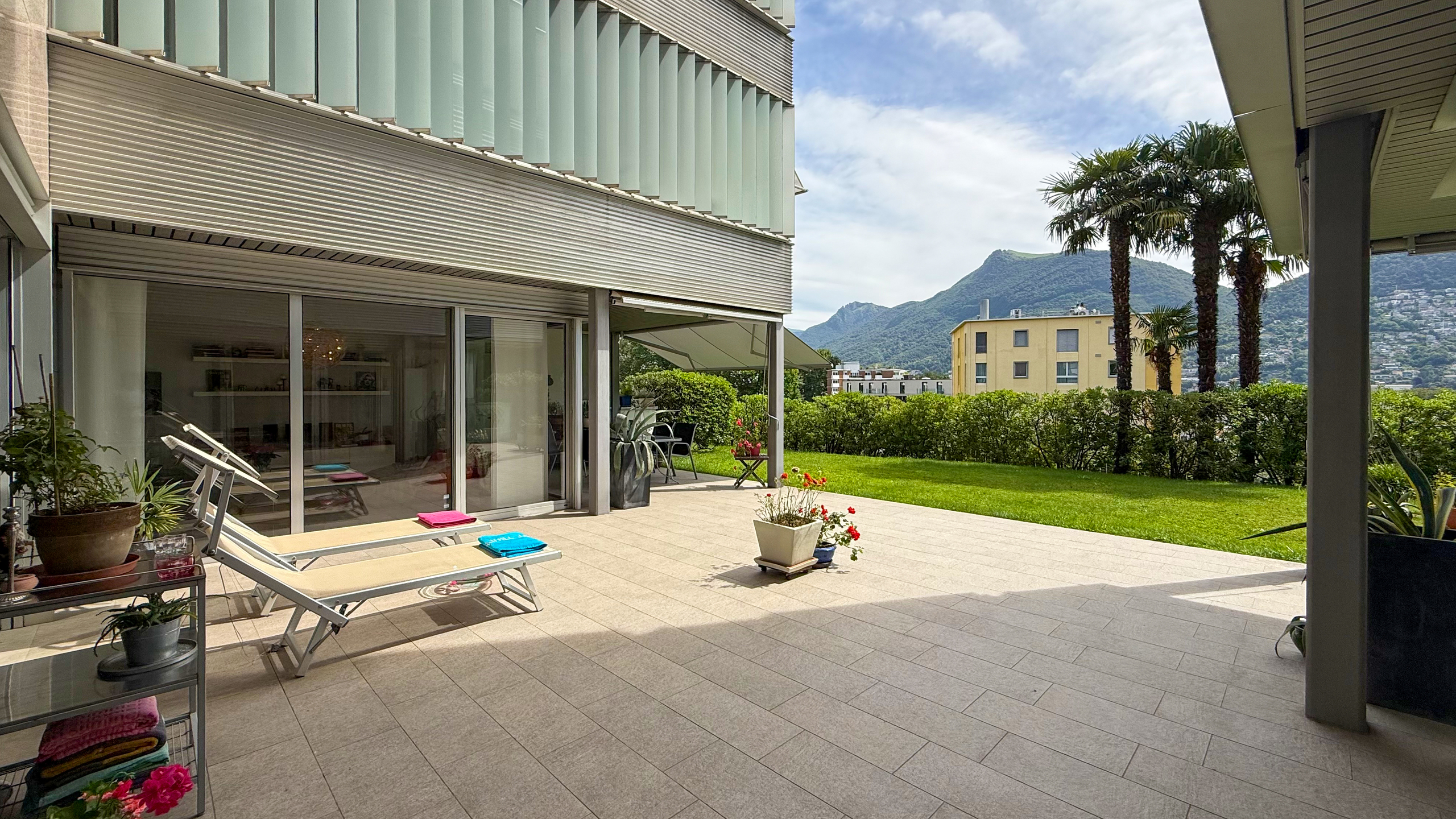 Große Terrasse mit Bergblick