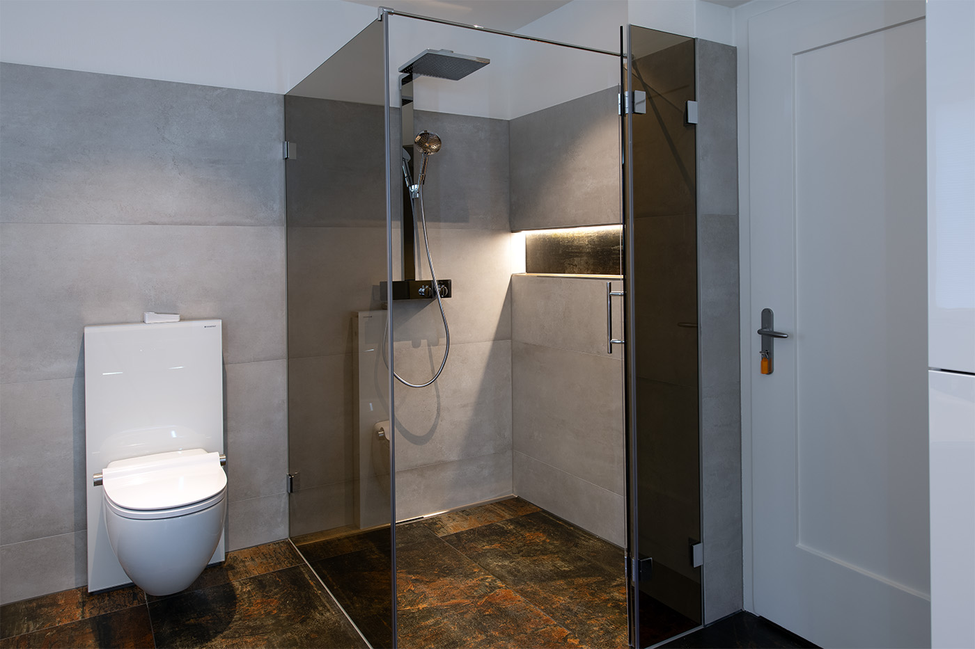 Modernes Badezimmer mit Walk-in-Dusche und wandhängendem WC