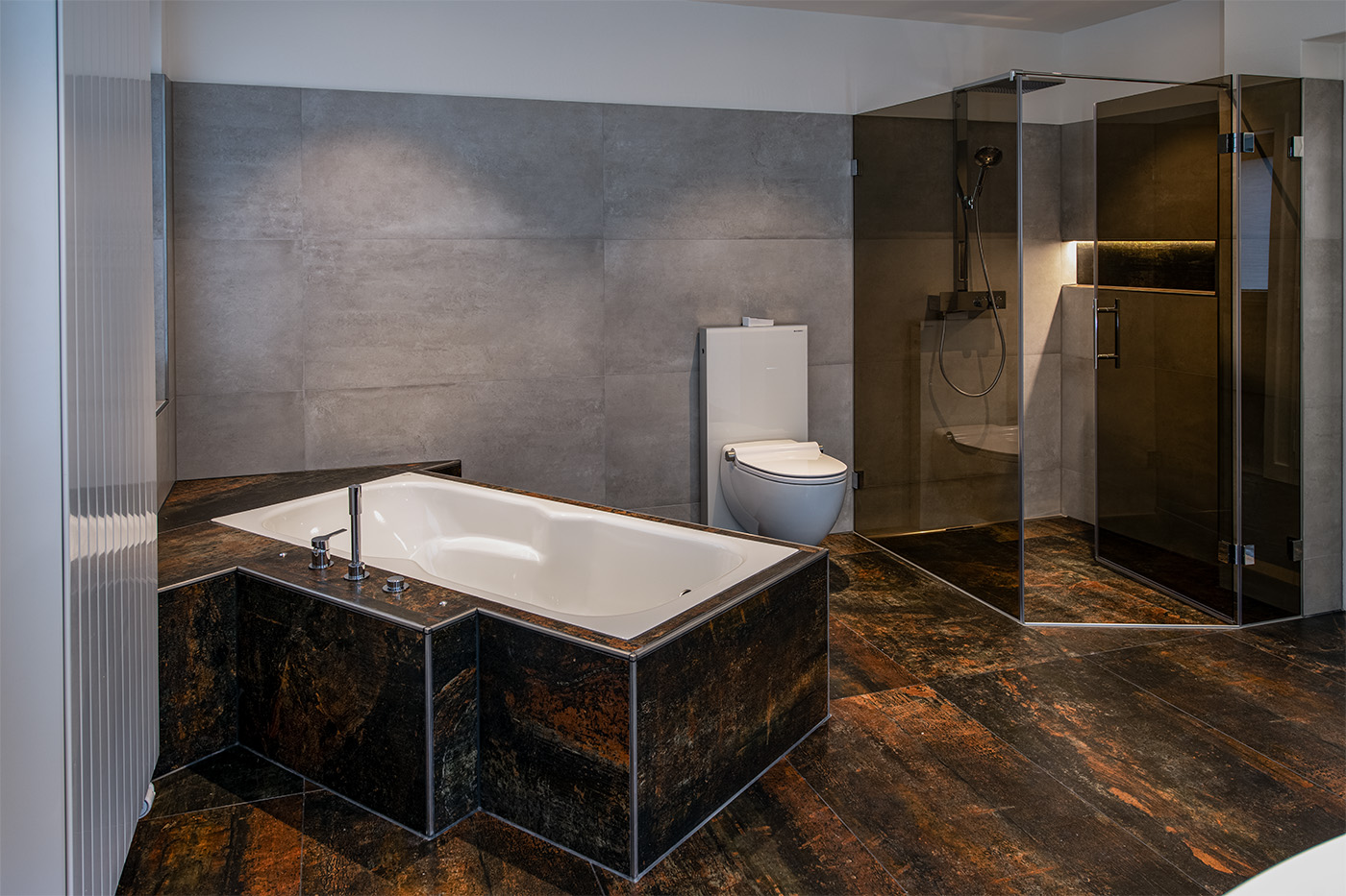 Modernes Badezimmer mit freistehender Wanne und Glasdusche