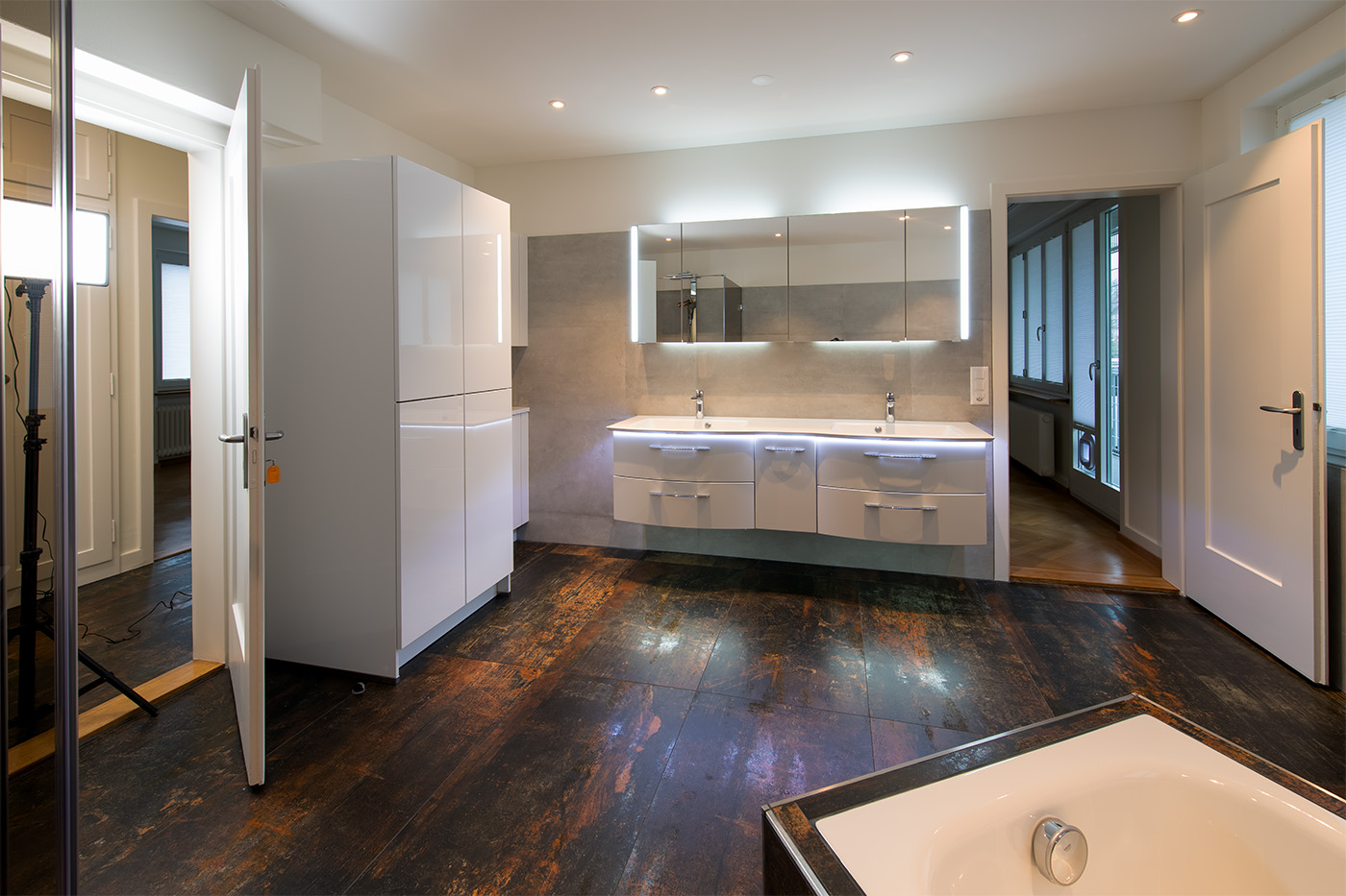 Modernes Badezimmer mit Doppelwaschtisch