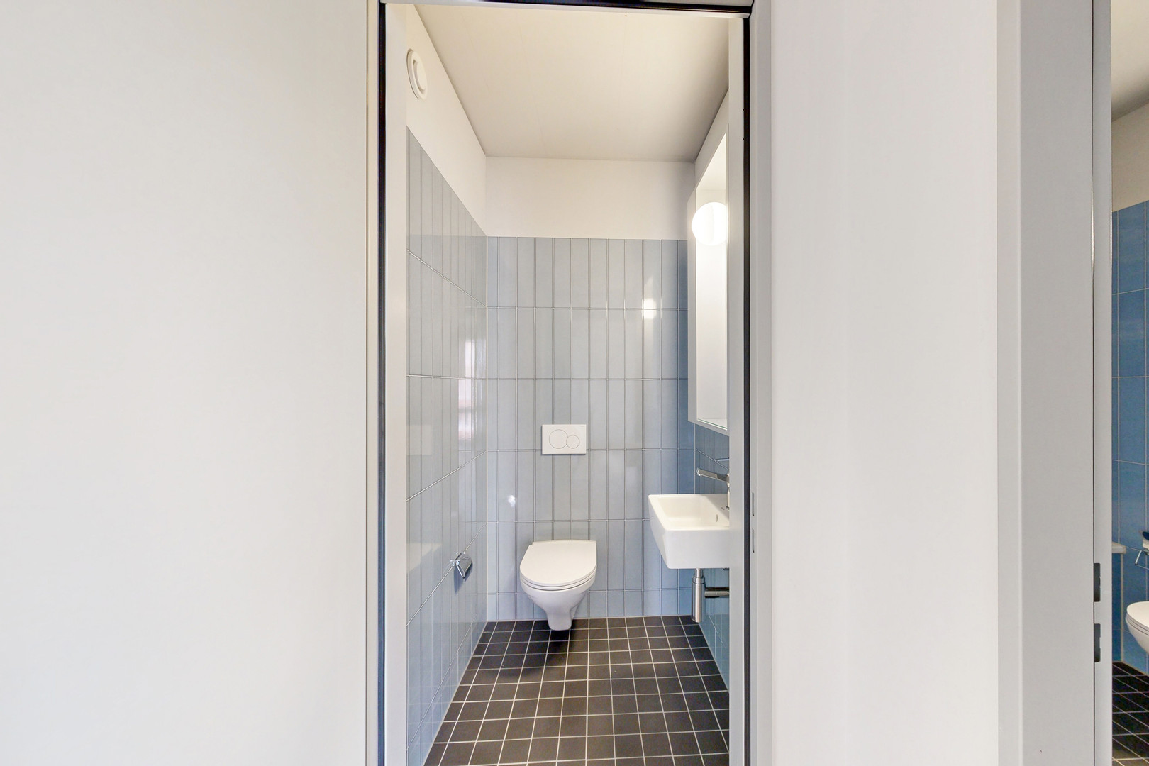 Modernes Gäste-WC mit bodentiefem Blick in den Raum