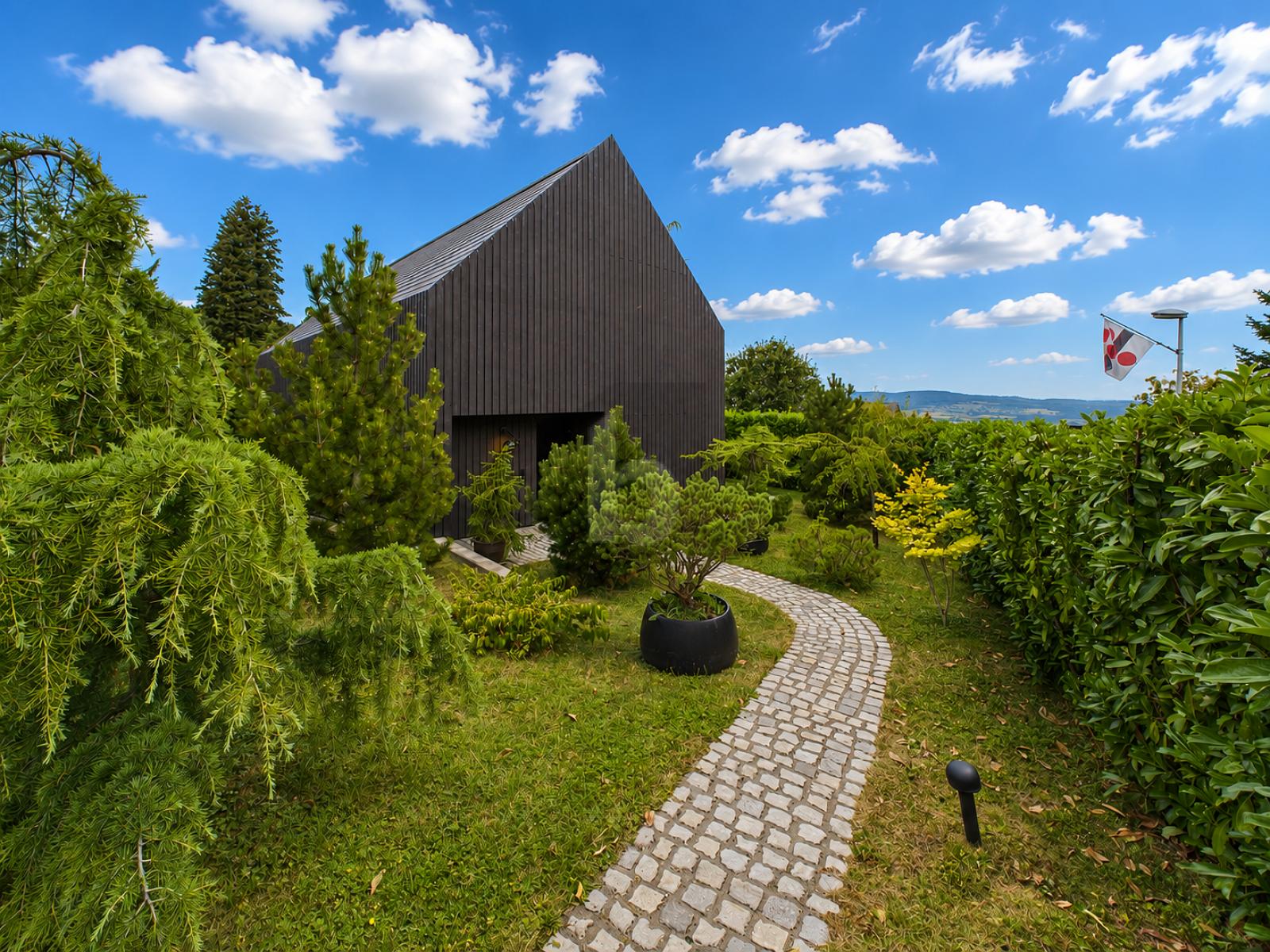UNIKAT MIT SONNIGEM GARTEN! – Burg im Leimental