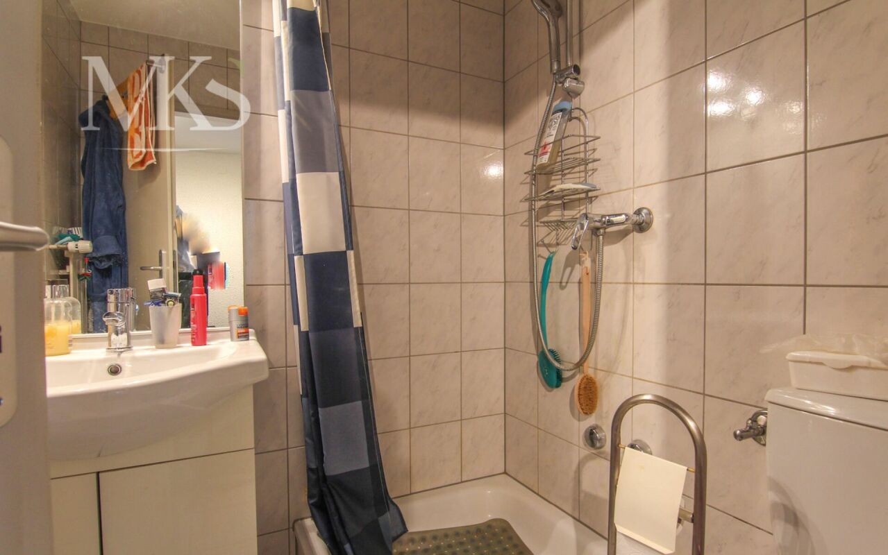 Kompaktes Badezimmer mit Dusche und Waschbecken
