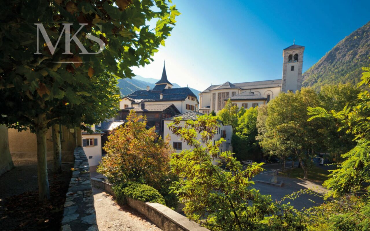 Stadt- und Bergblick mit Kirche