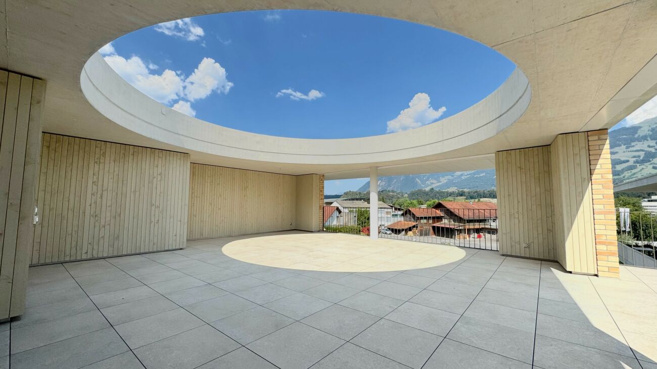 Überdachte Dachterrasse mit Rundöffnung
