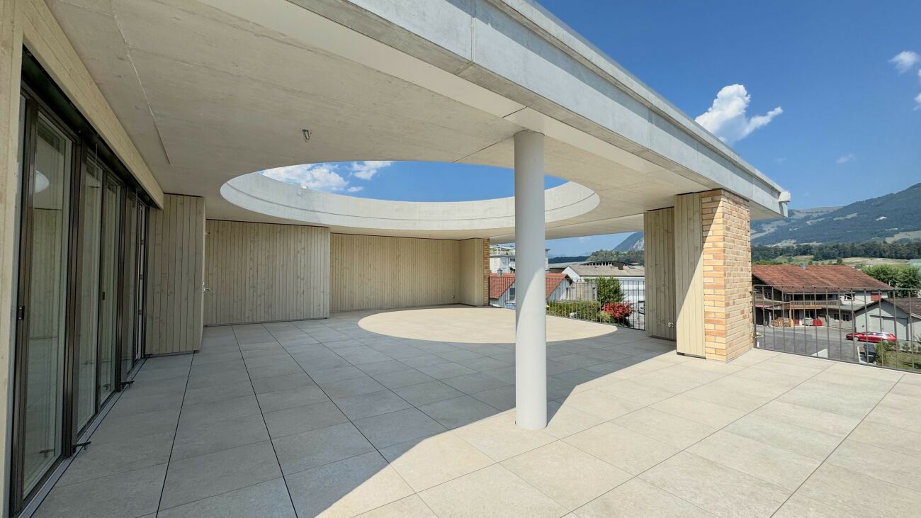 Große Dachterrasse mit Rundöffnung
