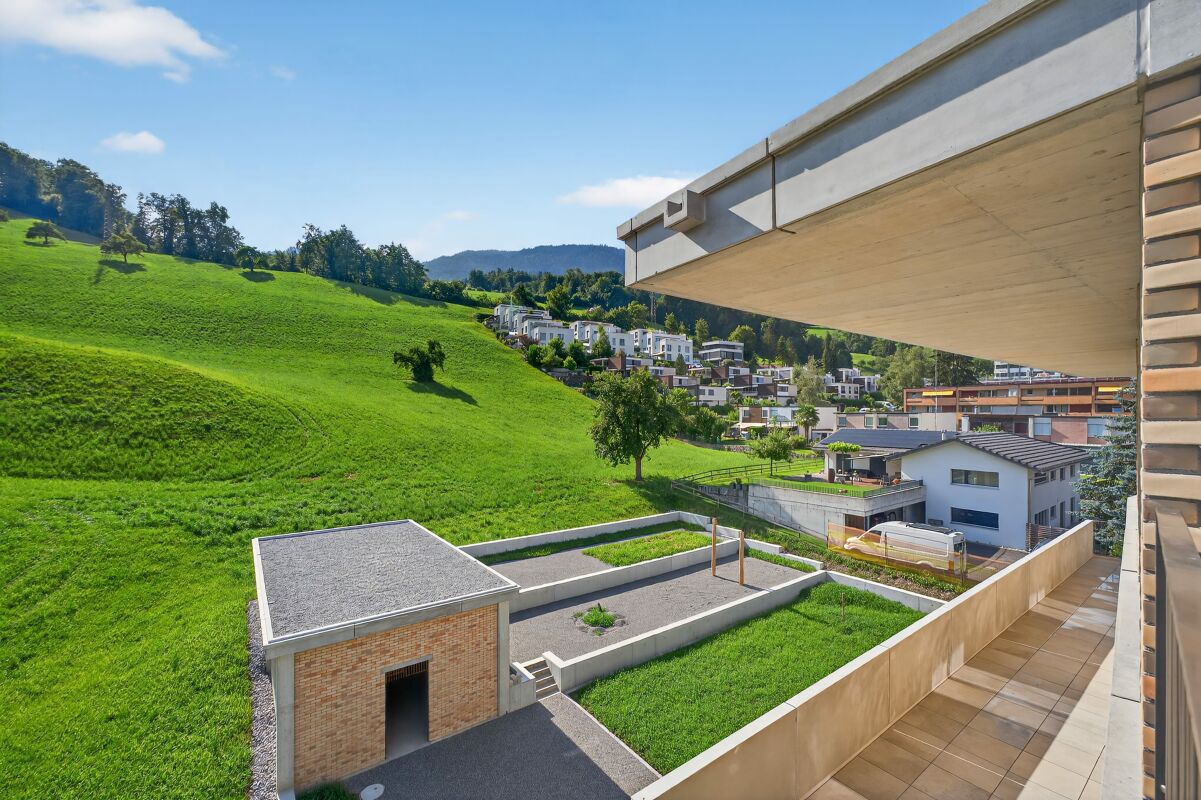Balkonblick auf grüne Hügellandschaft