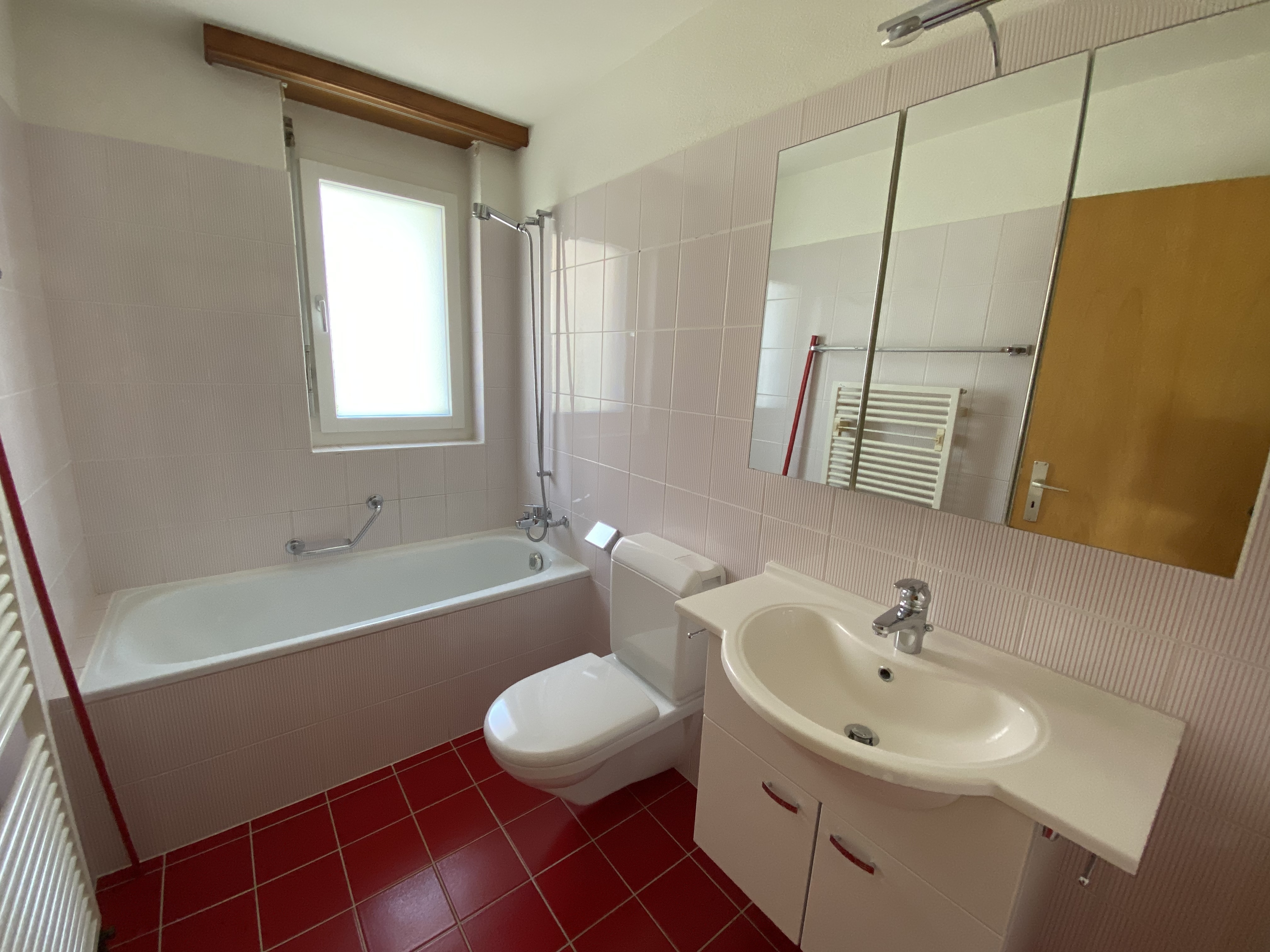 Badezimmer mit Wanne, WC und Waschbecken
