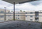 Dachterrasse mit Metallgeländer und Stadtumgebung