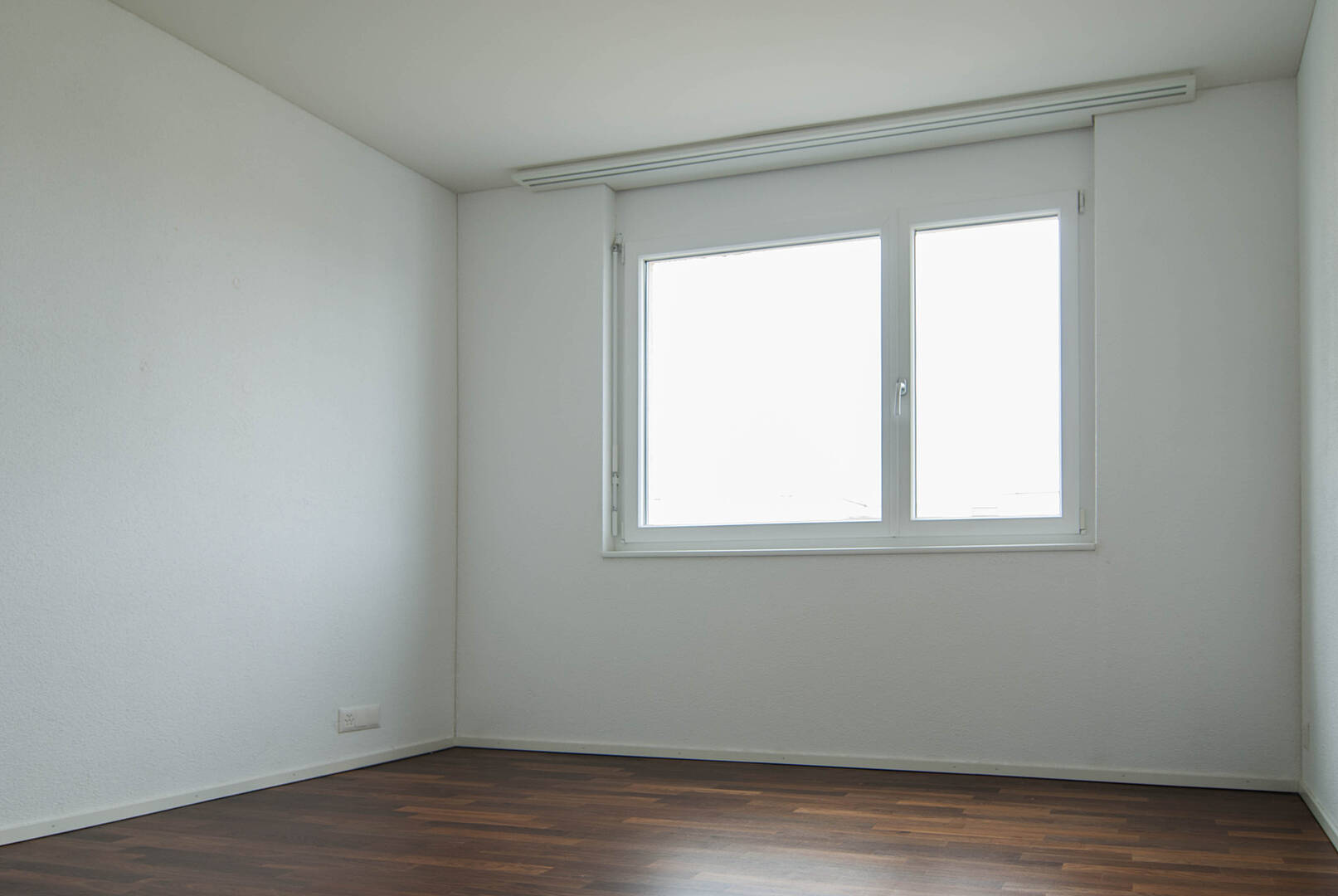 Leerer heller Raum mit Fenster