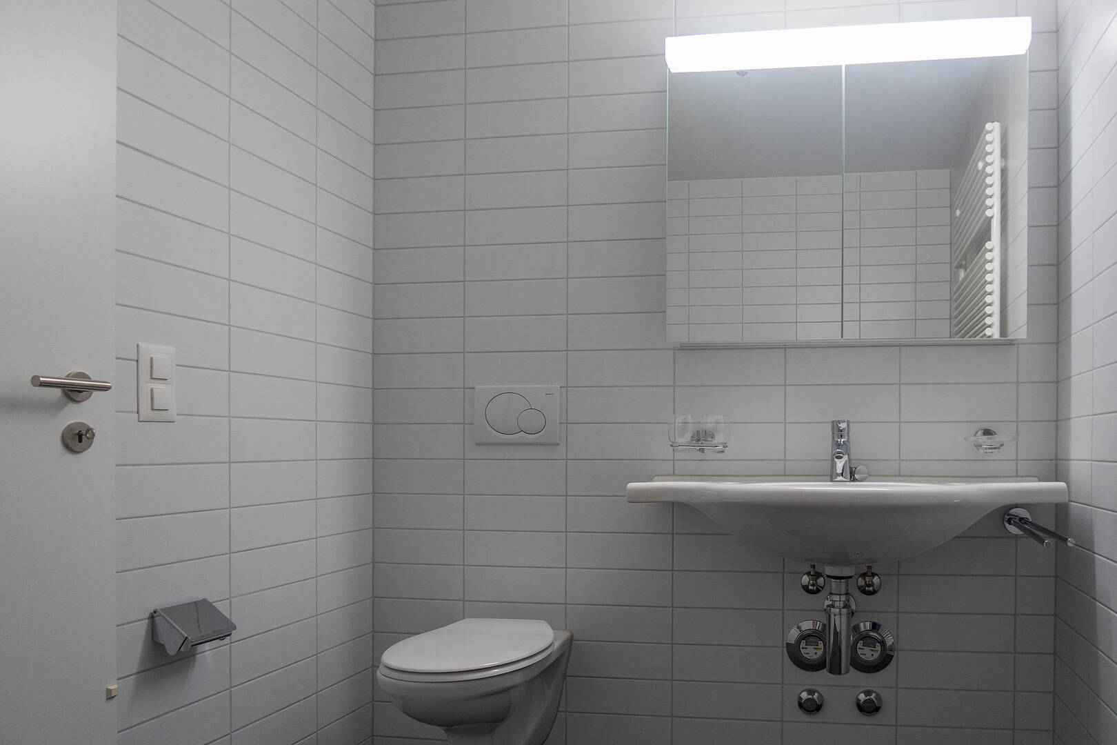 Kleines Bad mit WC und Waschbecken