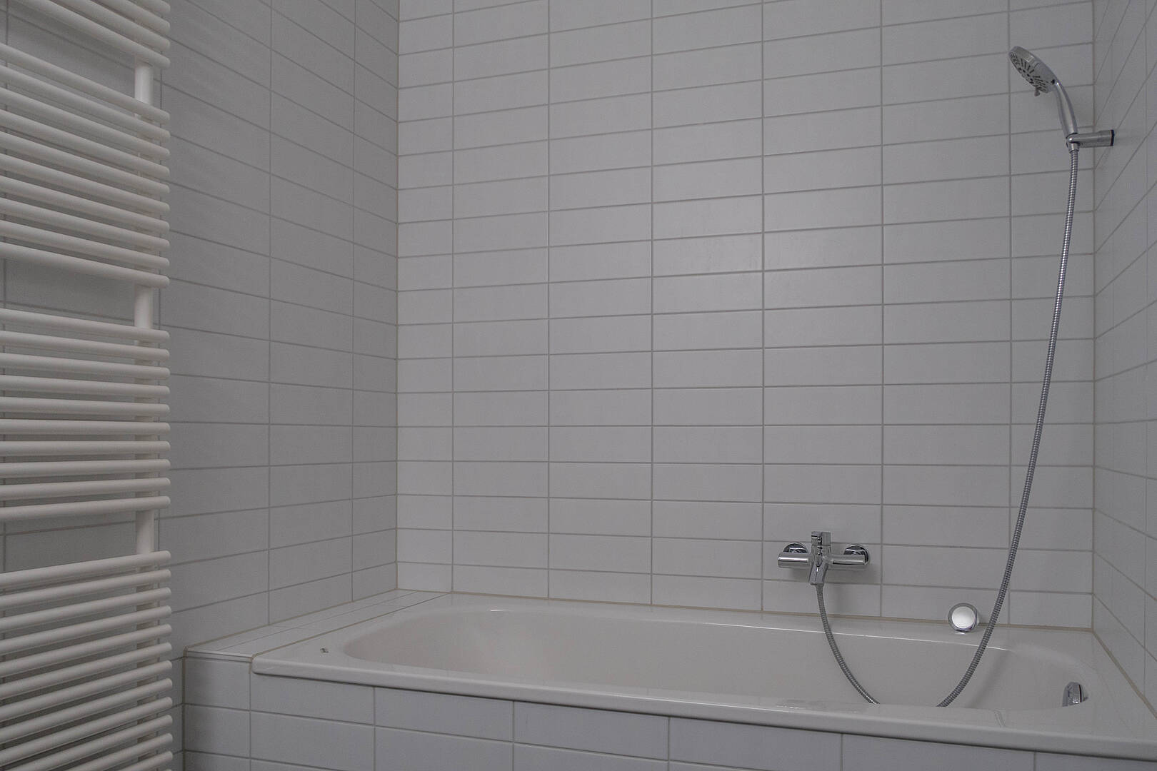 Badezimmer mit Wanne und Wandheizung