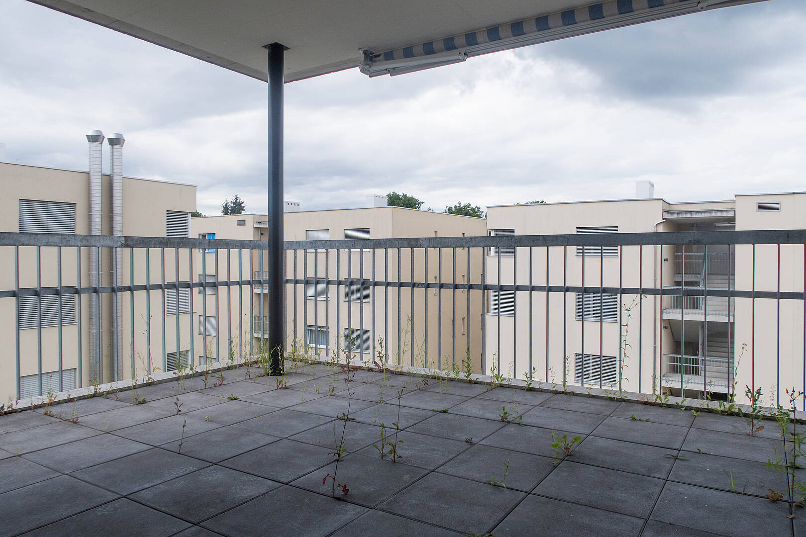 Balkon mit Blick auf Wohnanlage