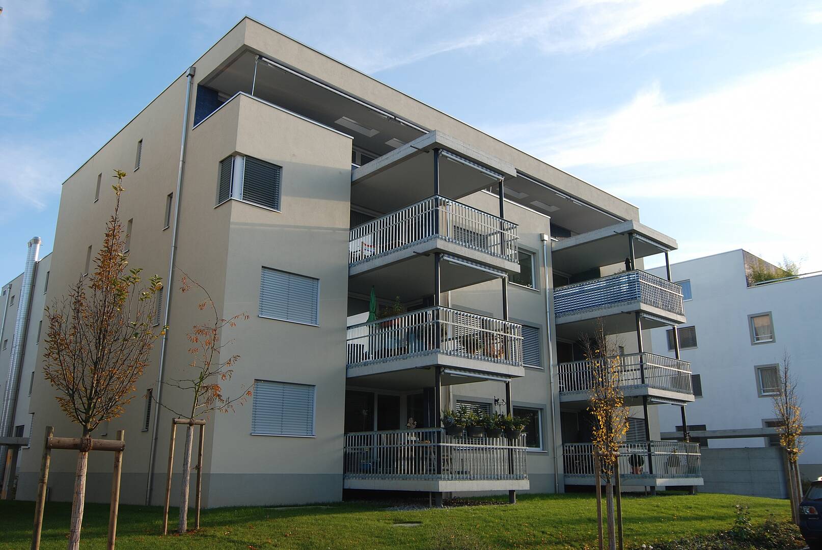 Mehrfamilienhaus mit Balkonen