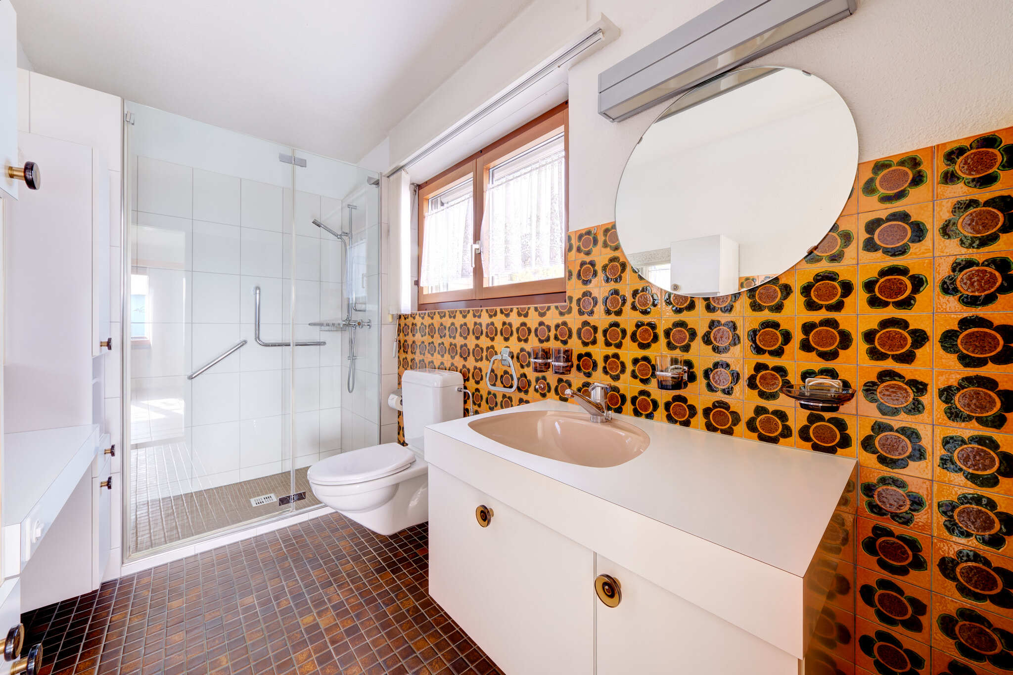 Modernes Badezimmer mit auffälliger Mosaikfliese