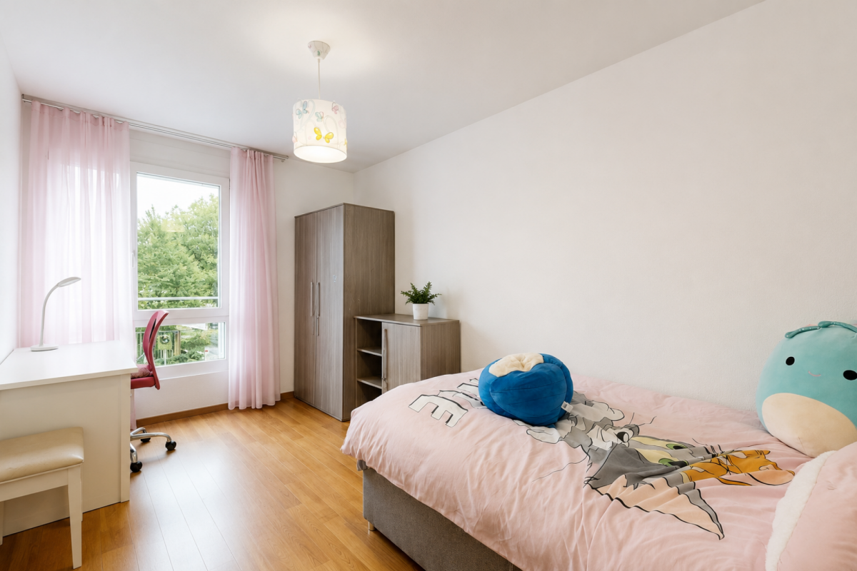 Kinderzimmer mit Einzelbett und Arbeitsplatz
