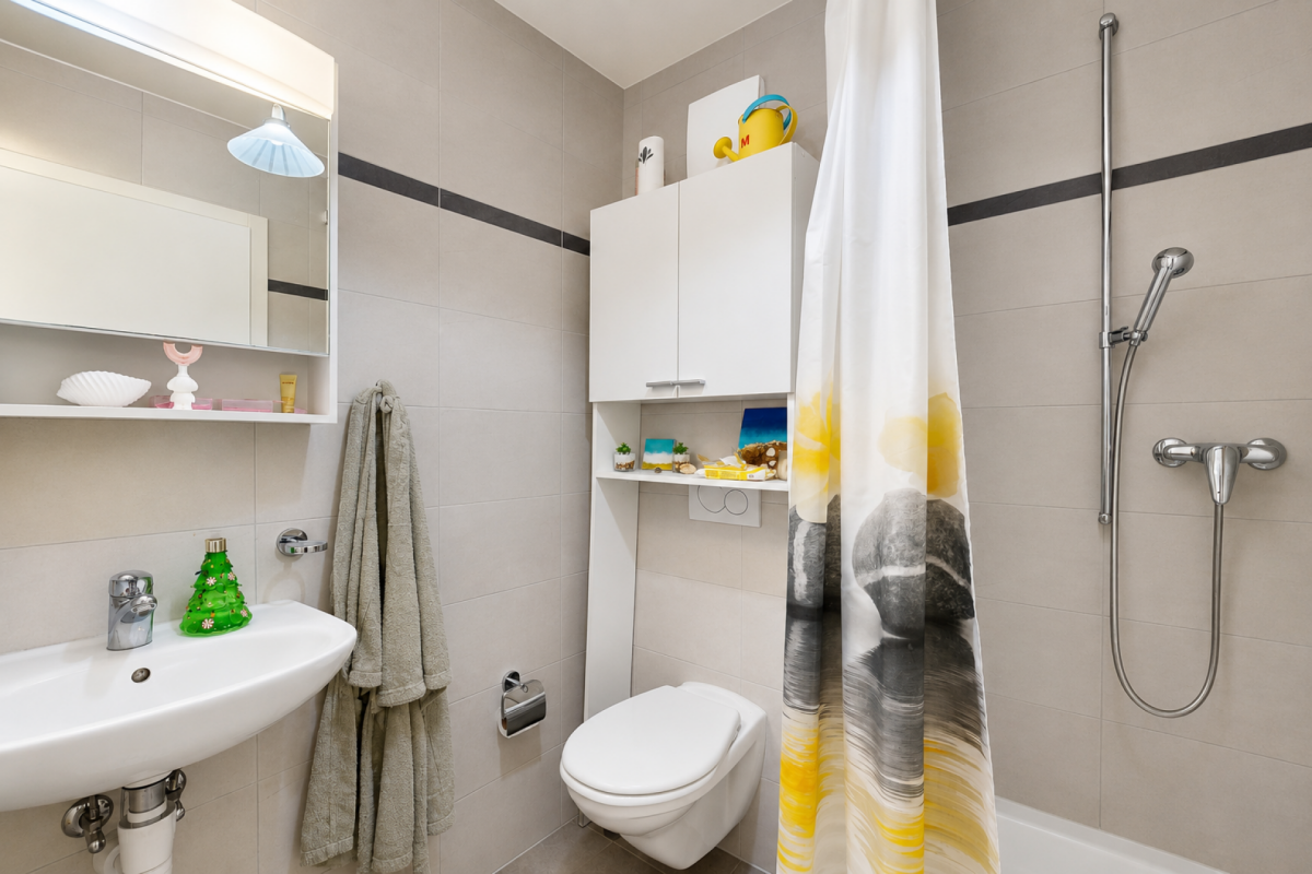 Modernes Badezimmer mit Dusche und WC